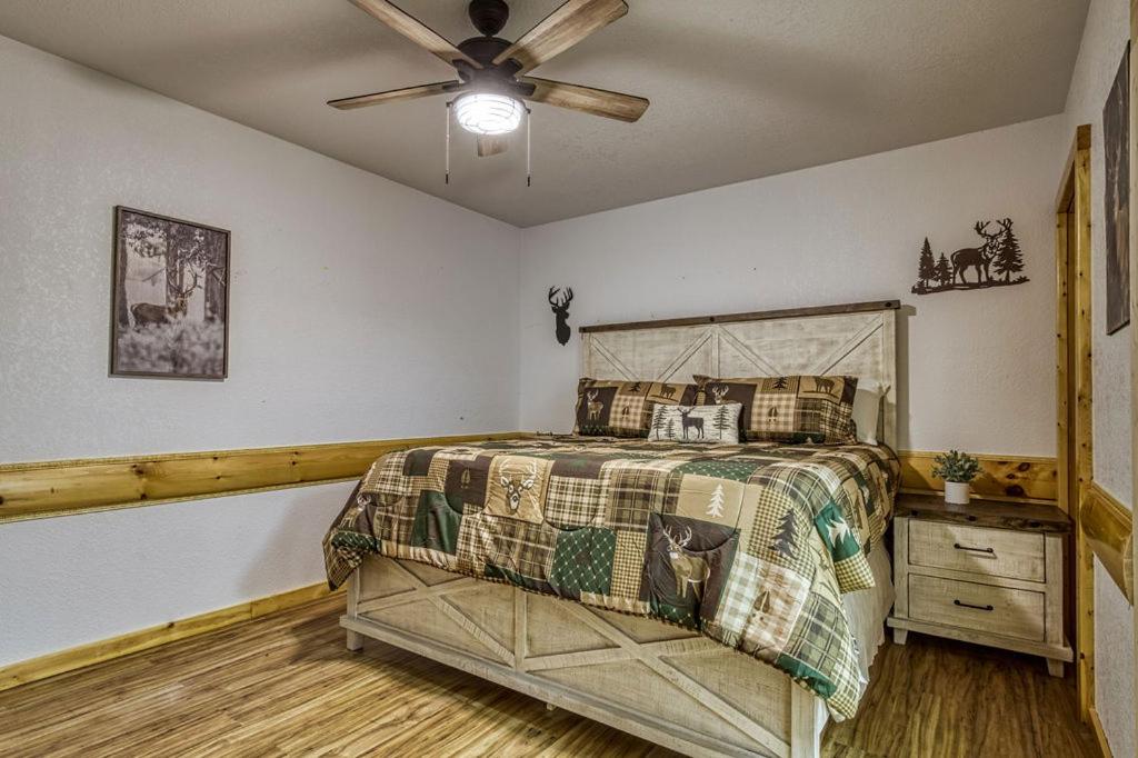 Bearskin Getaway, Hot Tub, Free Attraction Tickets, WIFI!!!