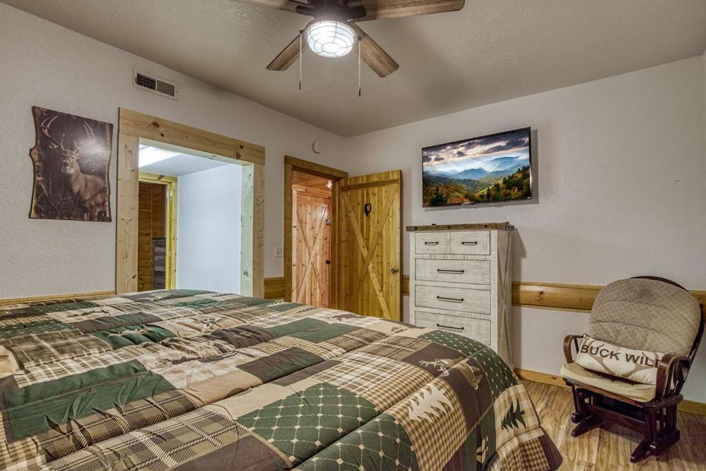 Bearskin Getaway, Hot Tub, Free Attraction Tickets, WIFI!!!