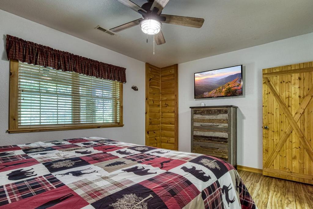 Bearskin Getaway, Hot Tub, Free Attraction Tickets, WIFI!!!