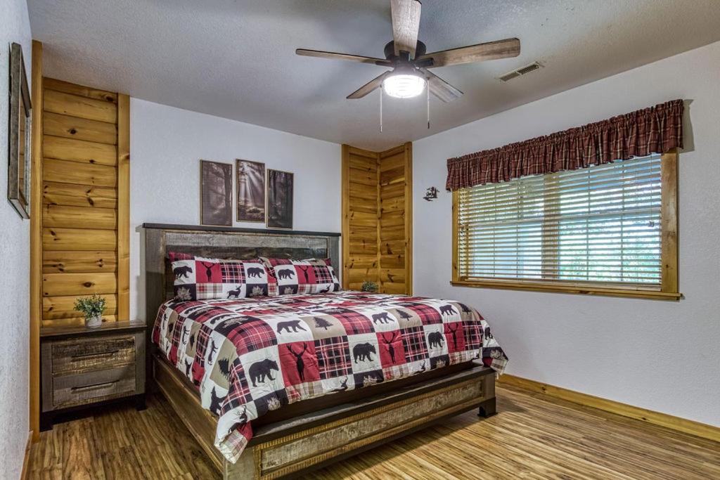 Bearskin Getaway, Hot Tub, Free Attraction Tickets, WIFI!!!