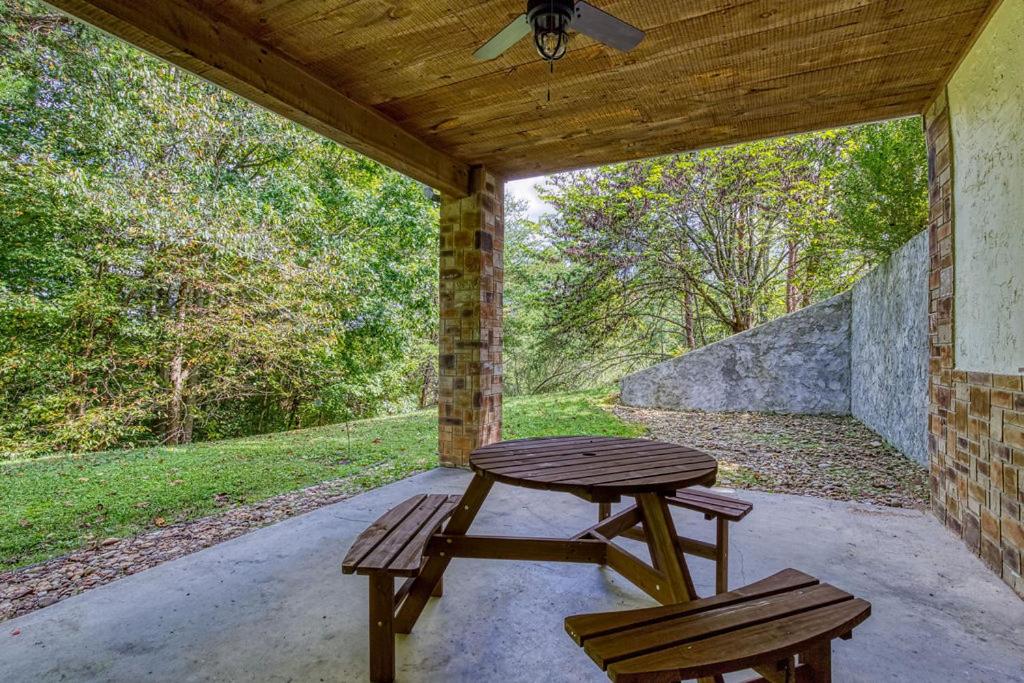 Bearskin Getaway, Hot Tub, Free Attraction Tickets, WIFI!!!