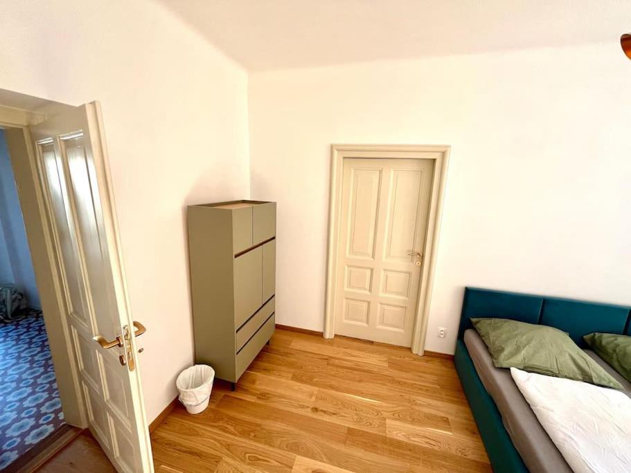 Newly reconstructed city center flat - 3 bedrooms view 2