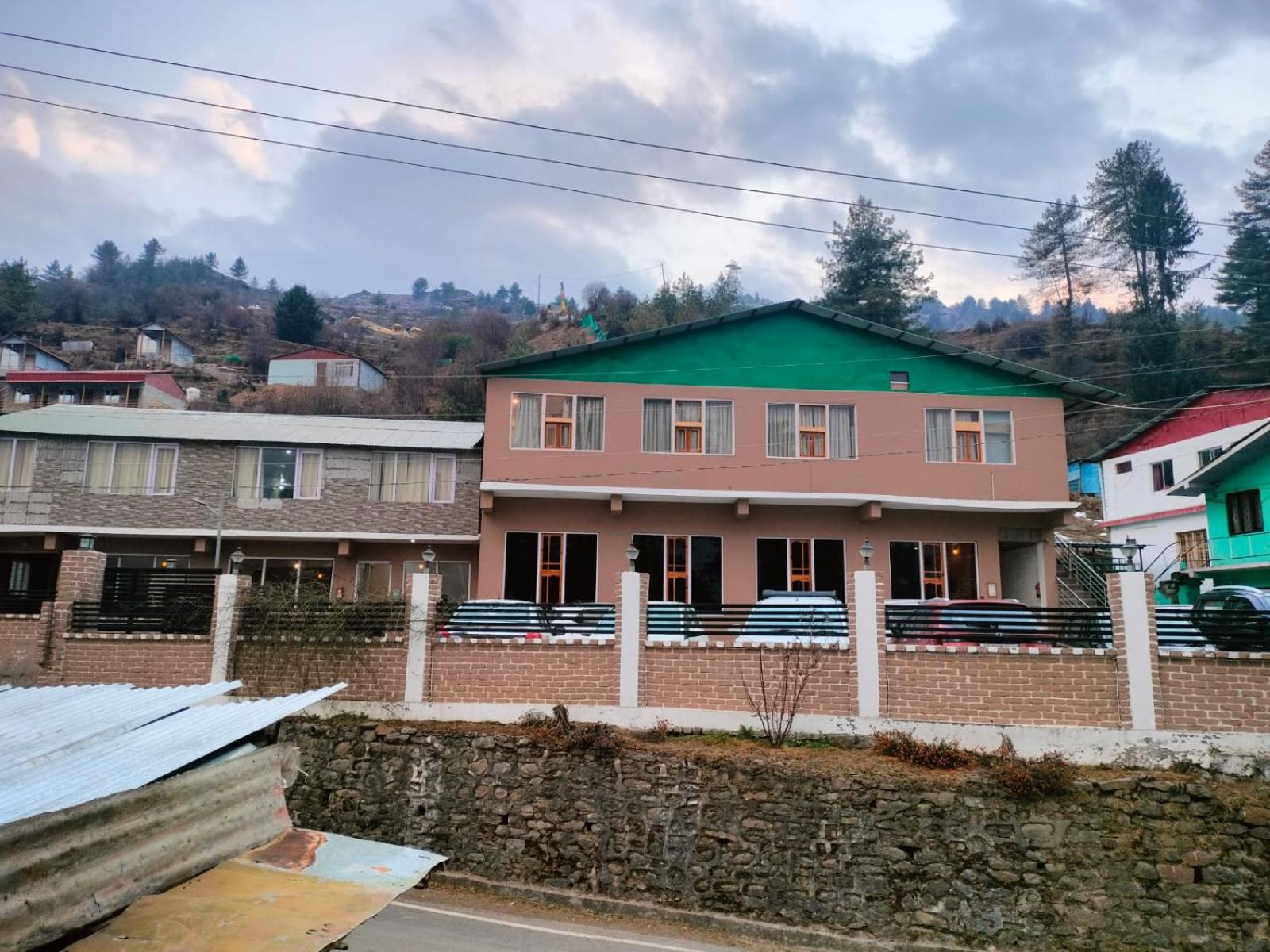 Mountain view stay in Auli view 2