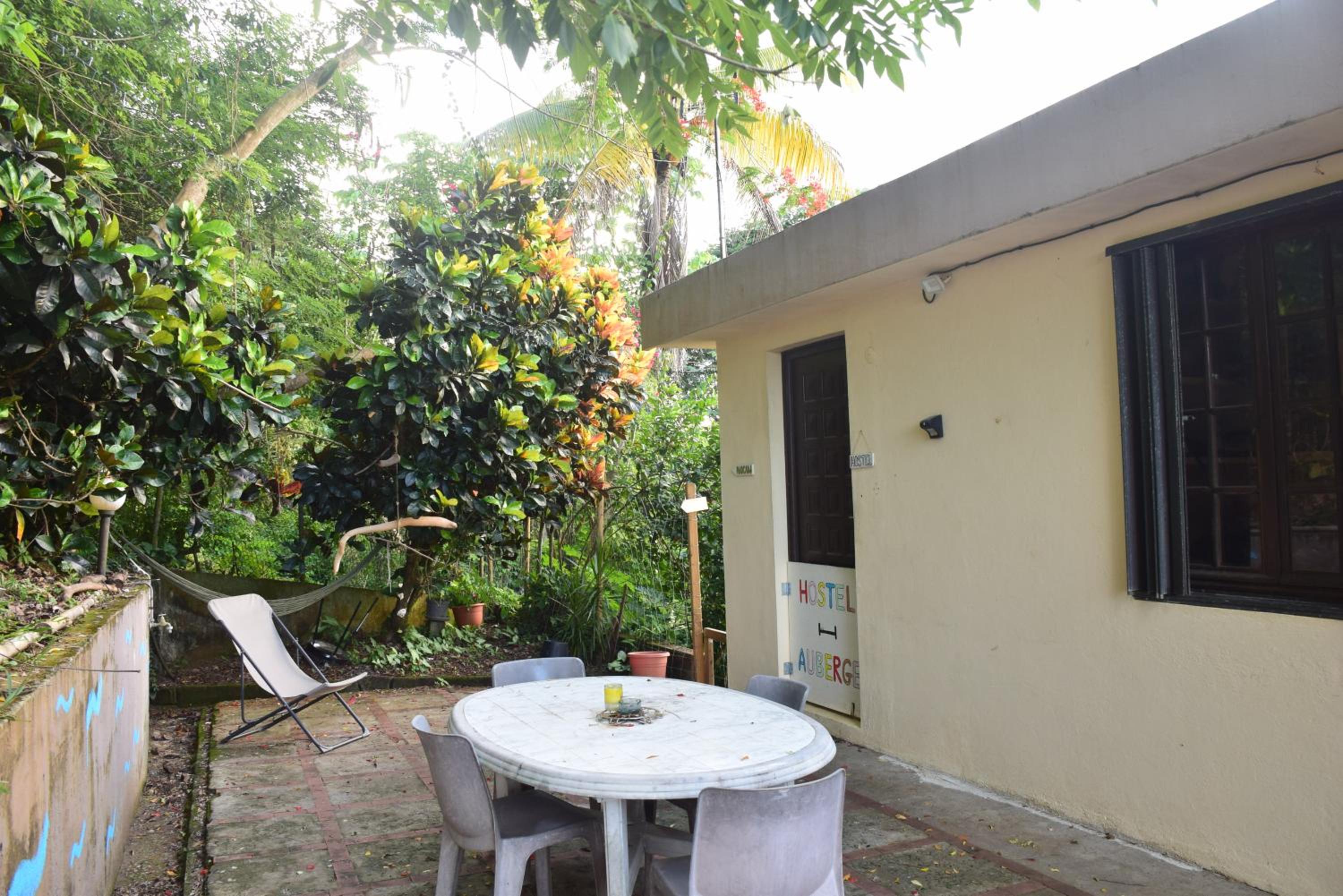Top Hill Hostel- Martinique- auberge dortoir view 5