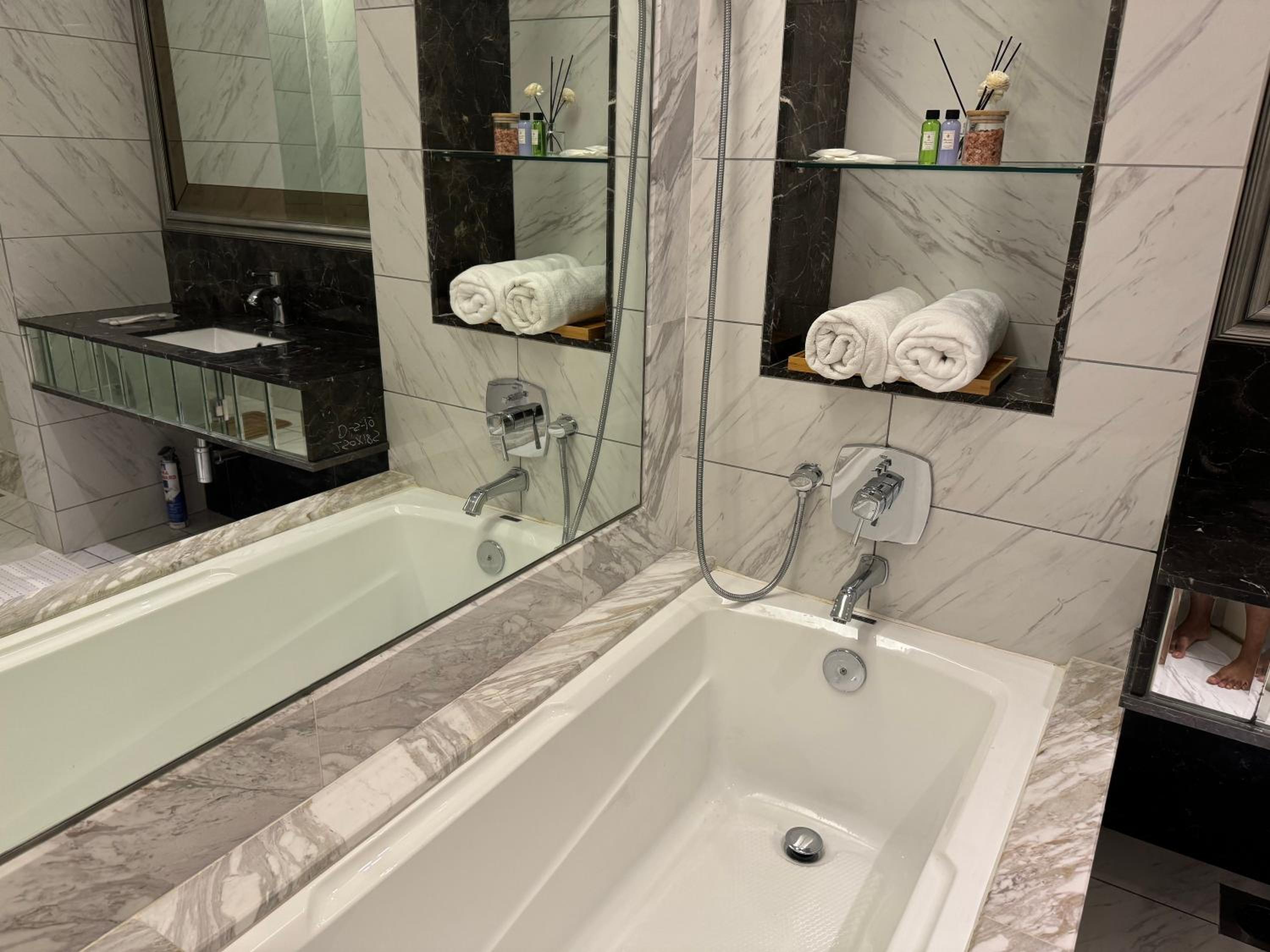 Dorsett Residence Sri Hartamas by Chengal with Bathtub, Rooftop Pool, KL City Centre, Round the Clock Security, Netflix, Youtube, Free Parking