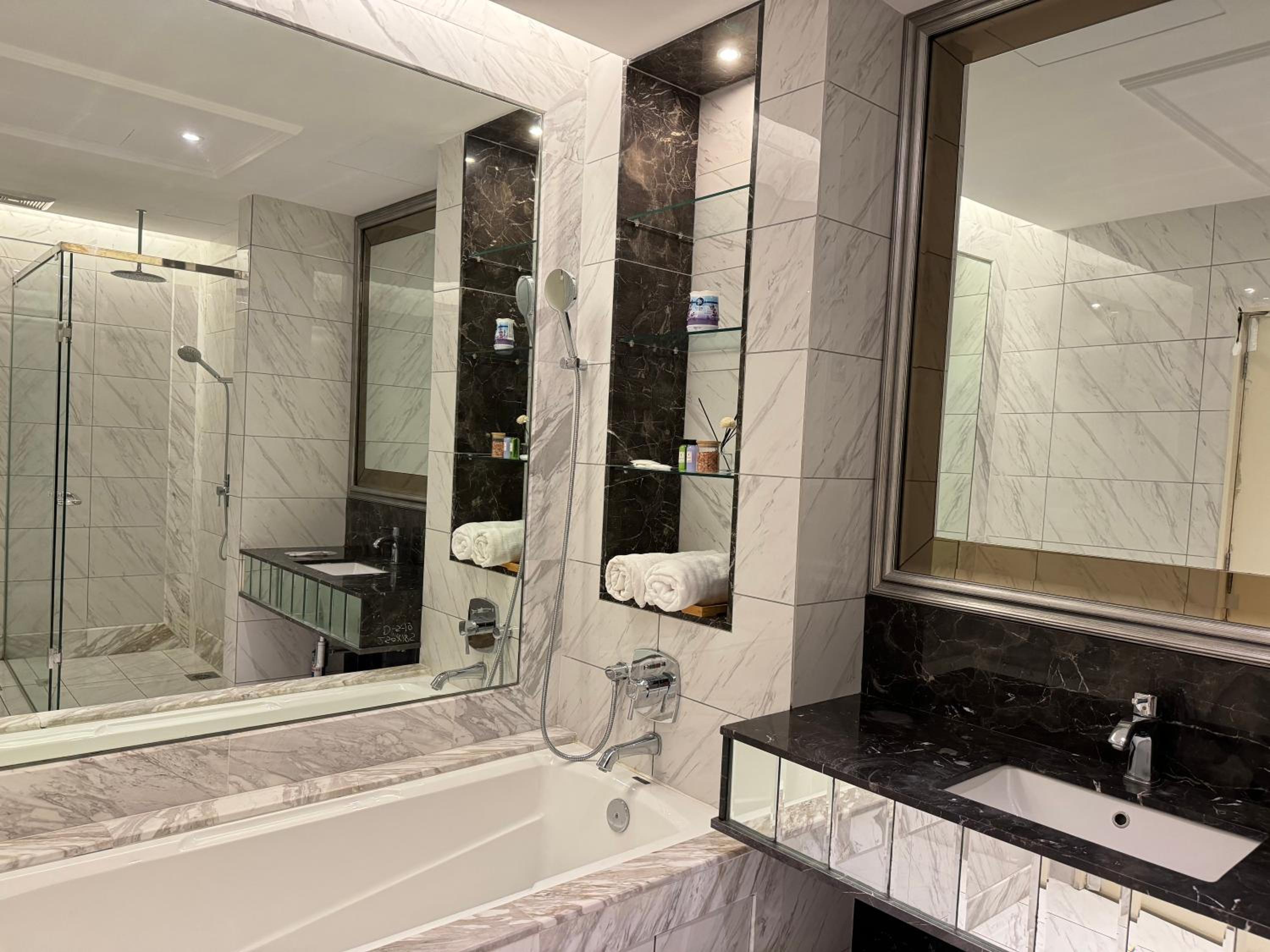 Dorsett Residence Sri Hartamas by Chengal with Bathtub, Rooftop Pool, KL City Centre, Round the Clock Security, Netflix, Youtube, Free Parking
