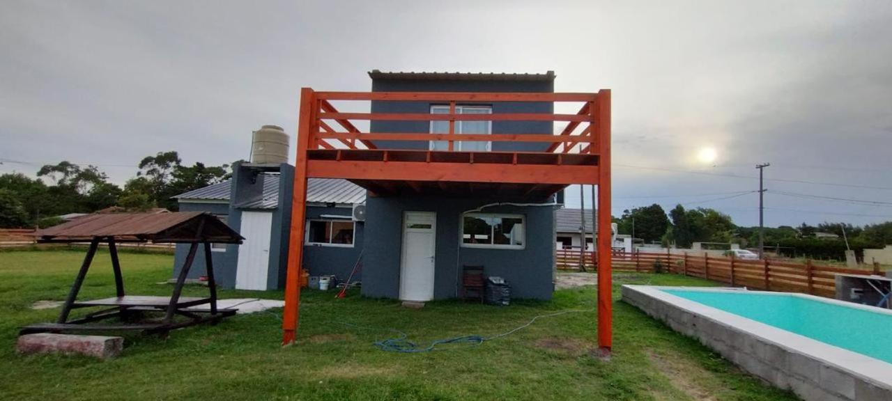 Chalet con pileta quincho y asador para 10 personas