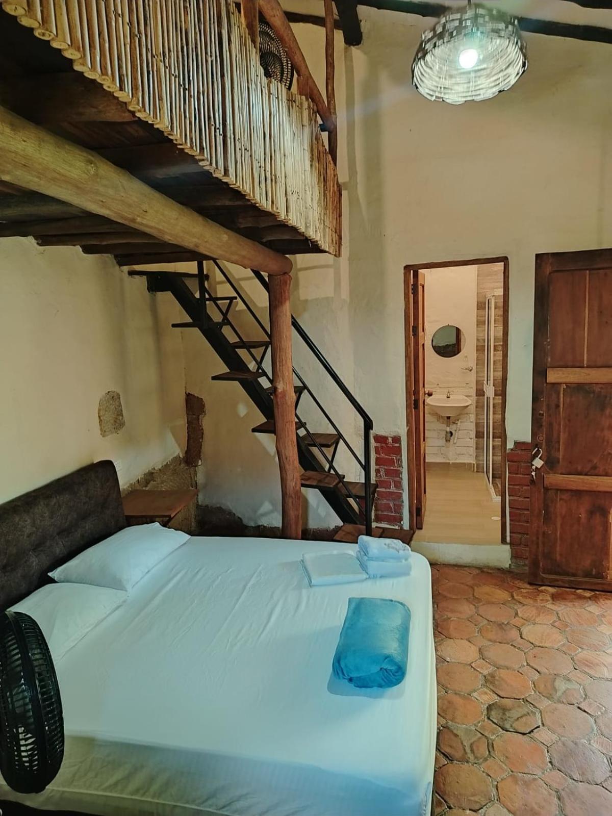 Hostal Baraloma Cerca Al Parque, Con Parqueadero Privado