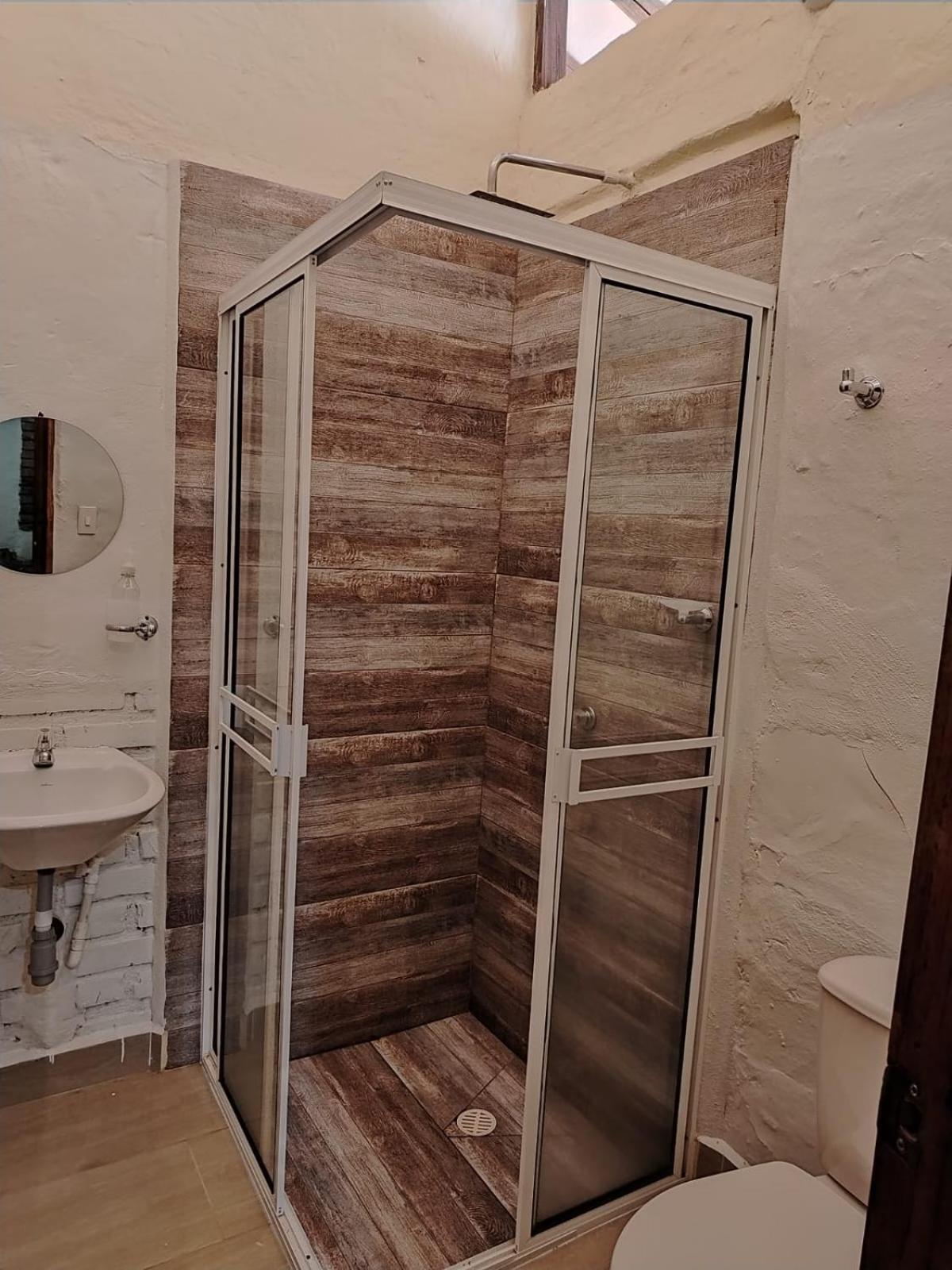 Hostal Baraloma Cerca Al Parque, Con Parqueadero Privado