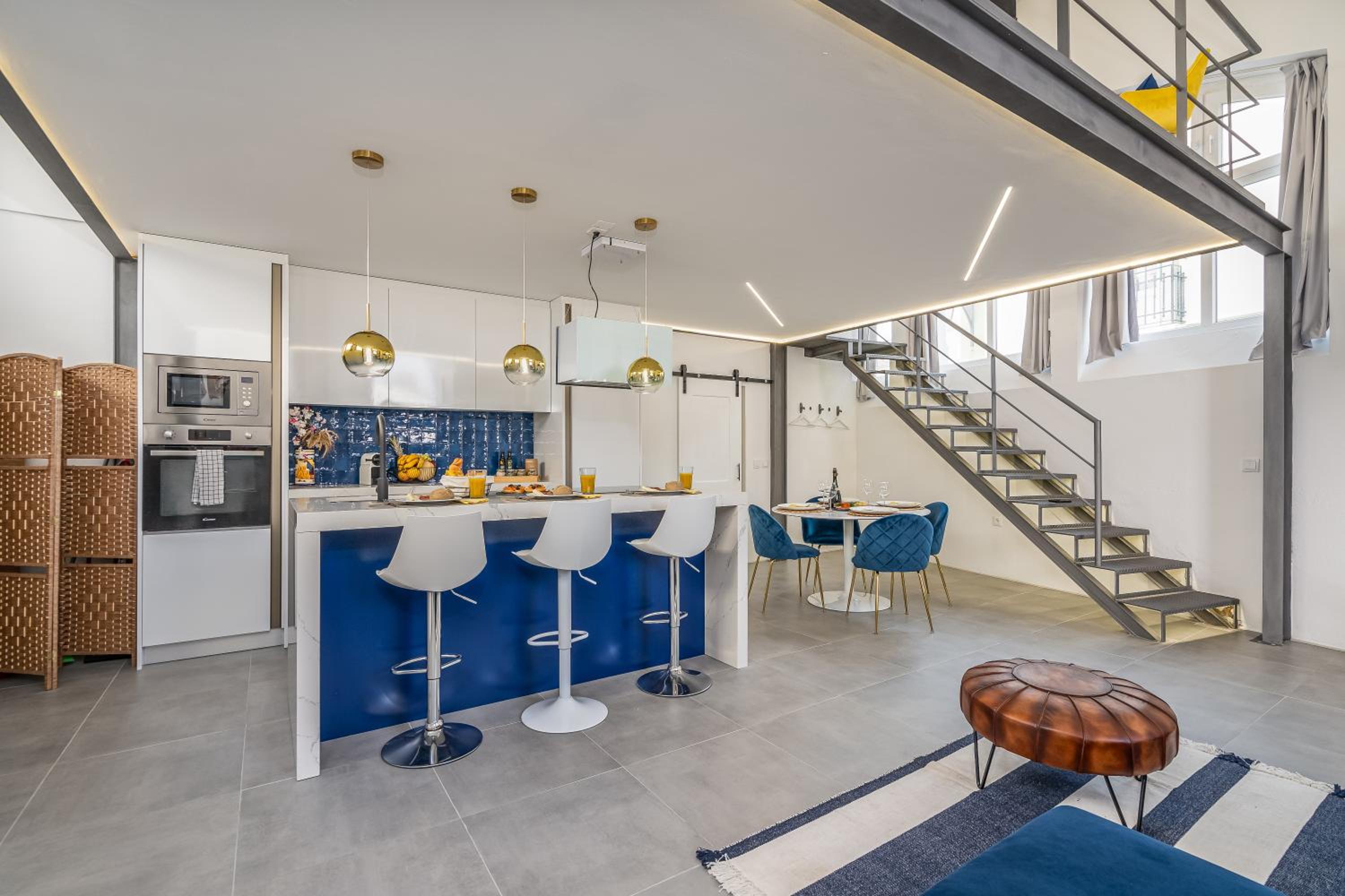 Host Wise - Elegant Loft with Historic Charm & Terrace