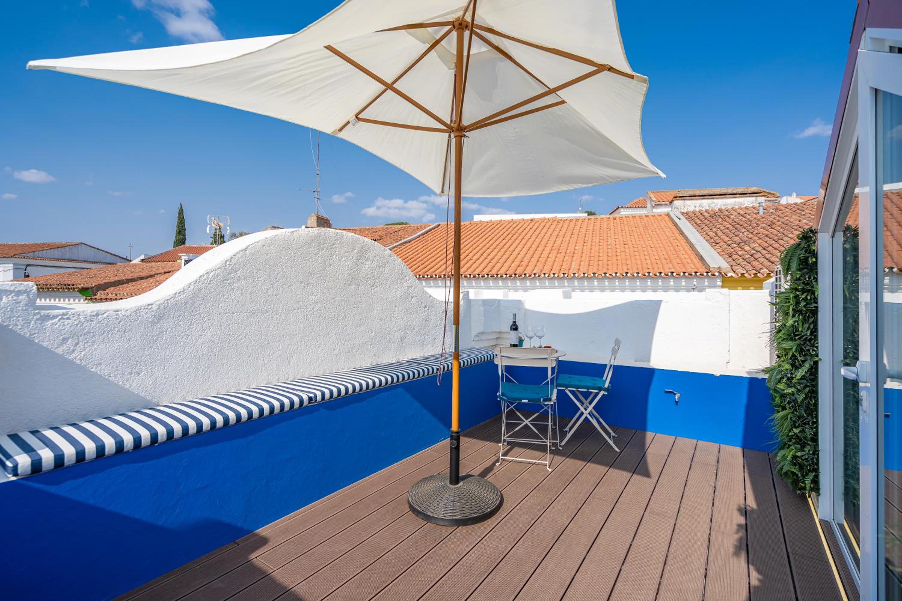 Host Wise - Elegant Loft with Historic Charm & Terrace