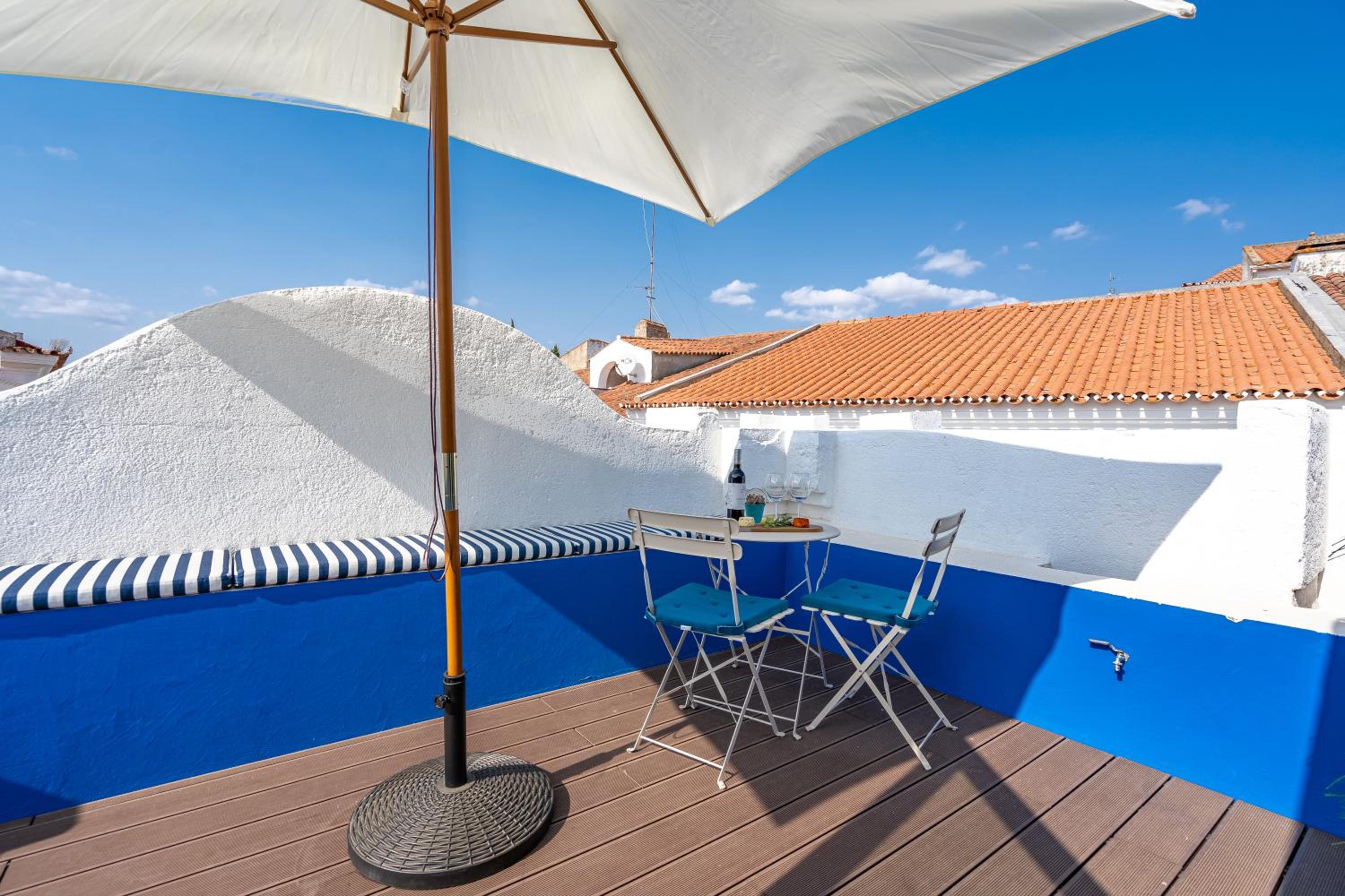 Host Wise - Elegant Loft with Historic Charm & Terrace