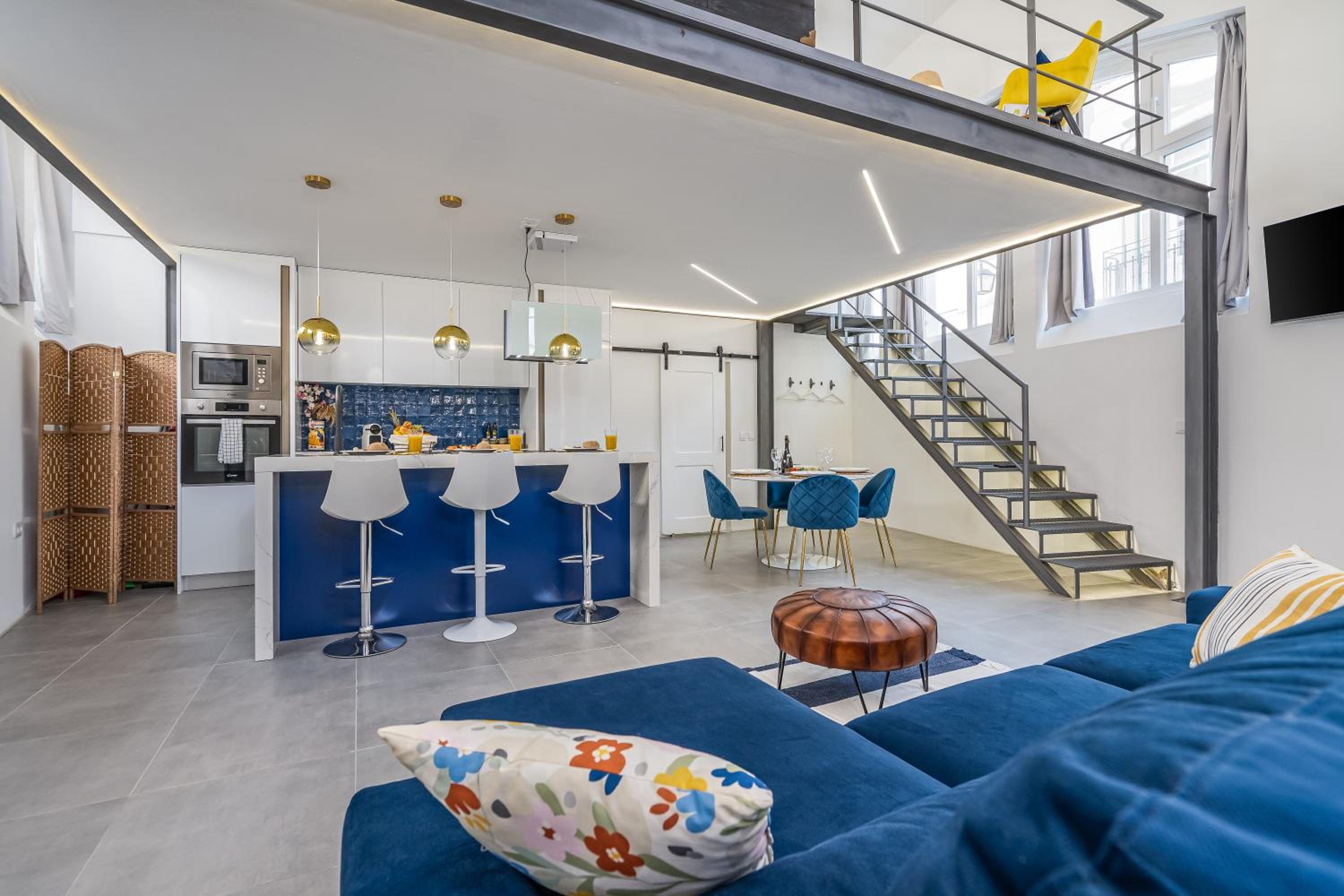 Host Wise - Elegant Loft with Historic Charm & Terrace