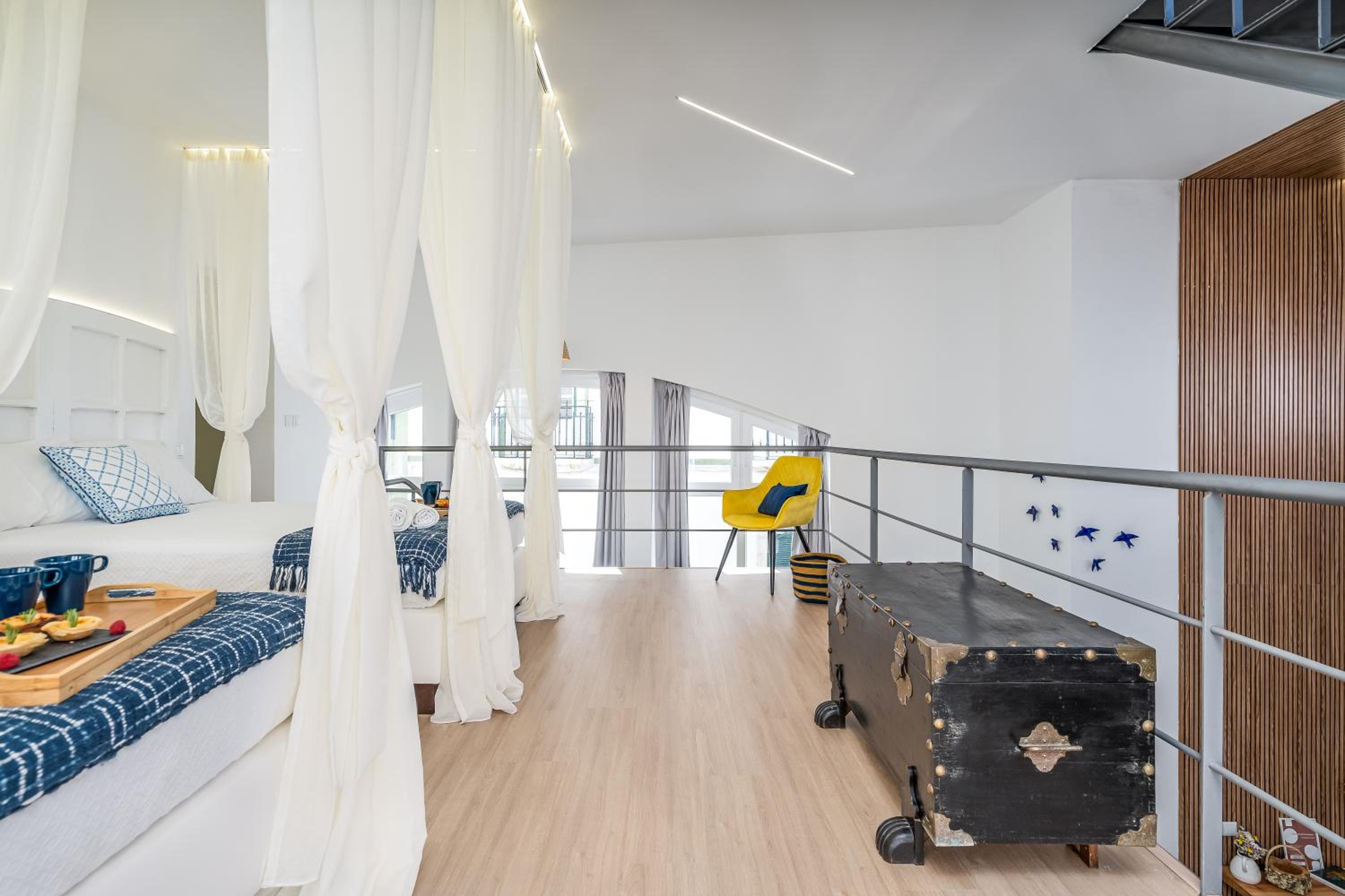 Host Wise - Elegant Loft with Historic Charm & Terrace