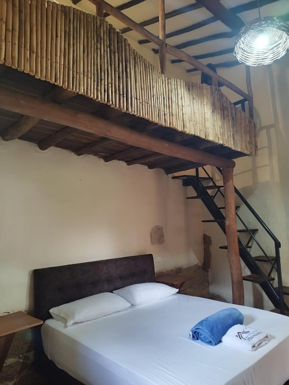 Hostal Baraloma Cerca Al Parque, Con Parqueadero Privado