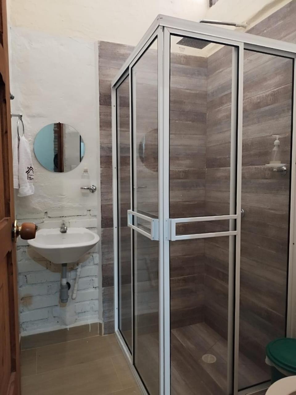 Hostal Baraloma Cerca Al Parque, Con Parqueadero Privado