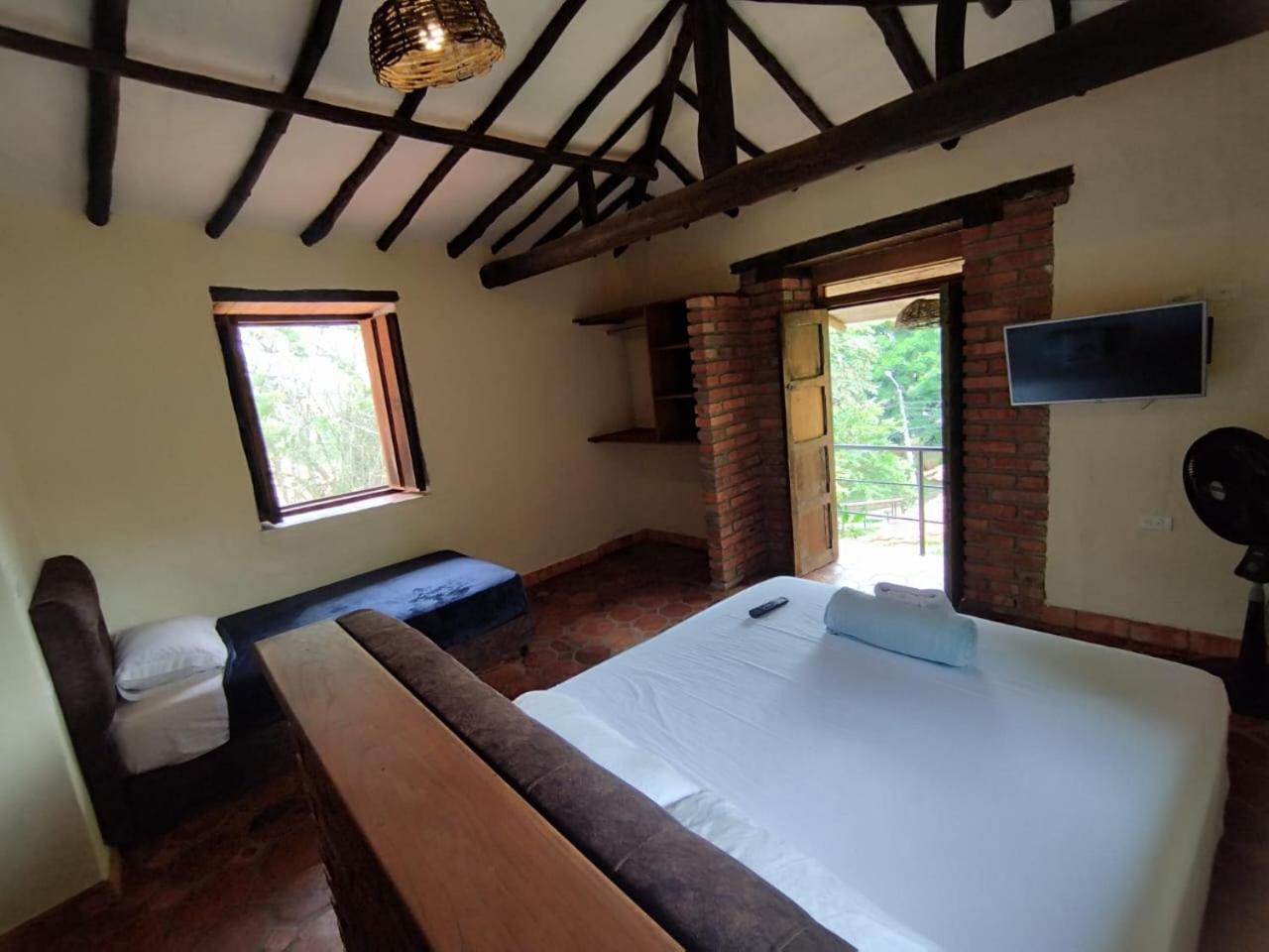 Hostal Baraloma Cerca Al Parque, Con Parqueadero Privado