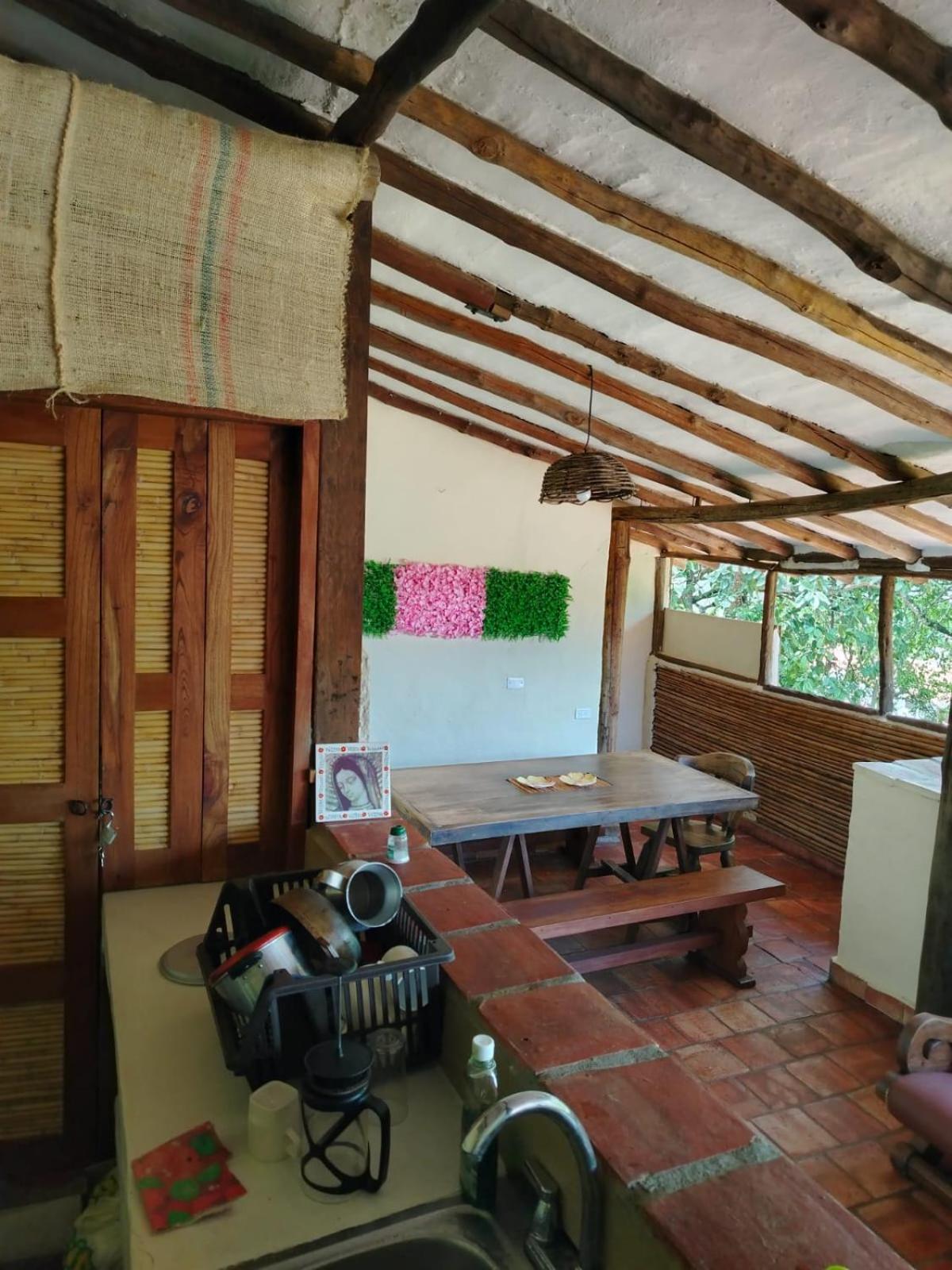 Hostal Baraloma Cerca Al Parque, Con Parqueadero Privado