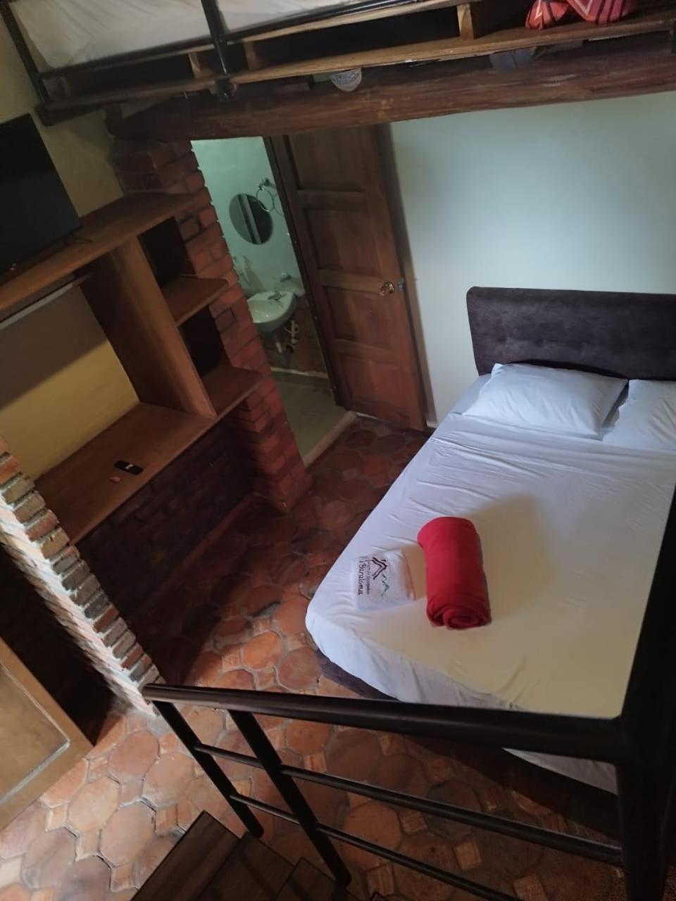 Hostal Baraloma Cerca Al Parque, Con Parqueadero Privado