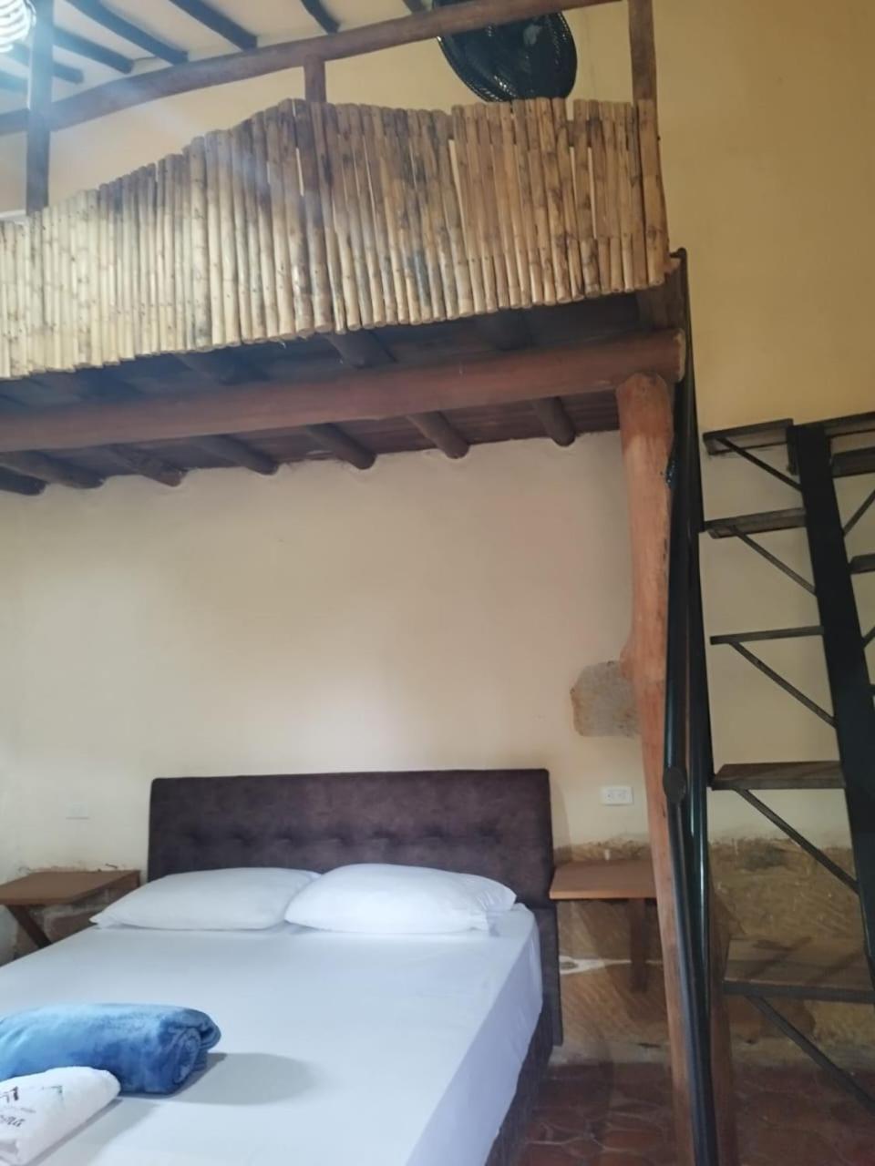 Hostal Baraloma Cerca Al Parque, Con Parqueadero Privado