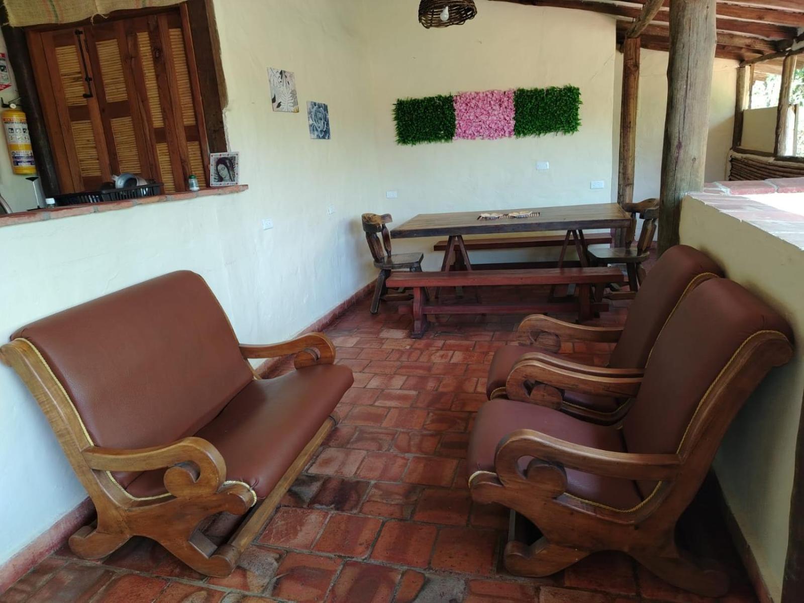 Hostal Baraloma Cerca Al Parque, Con Parqueadero Privado