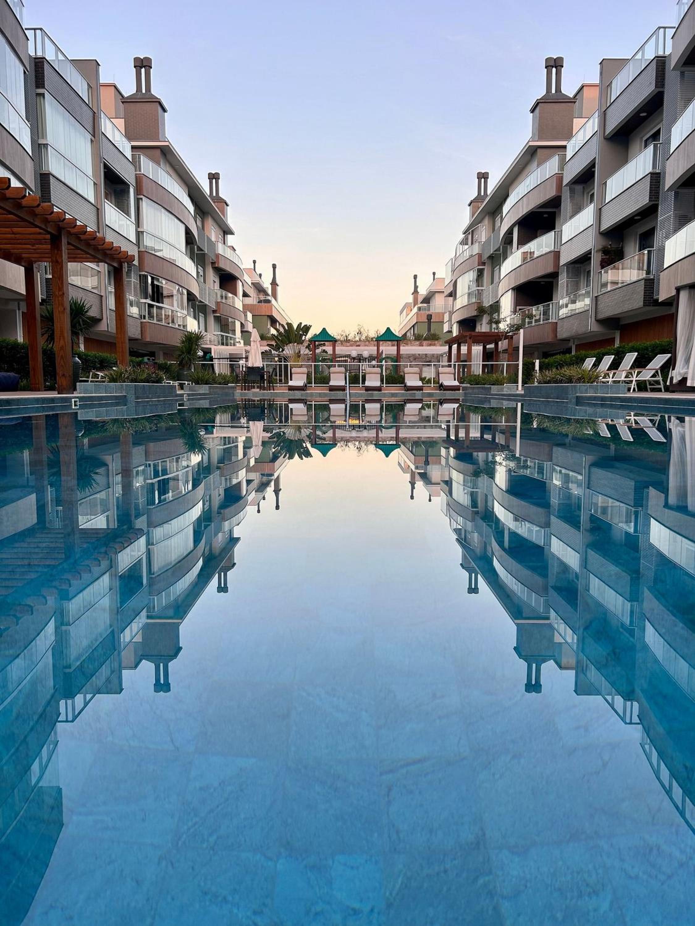 Apartamentos em Condomínio Clube, frente mar, em frente à Ilha do Campeche, praia do Campeche, Florianópolis
