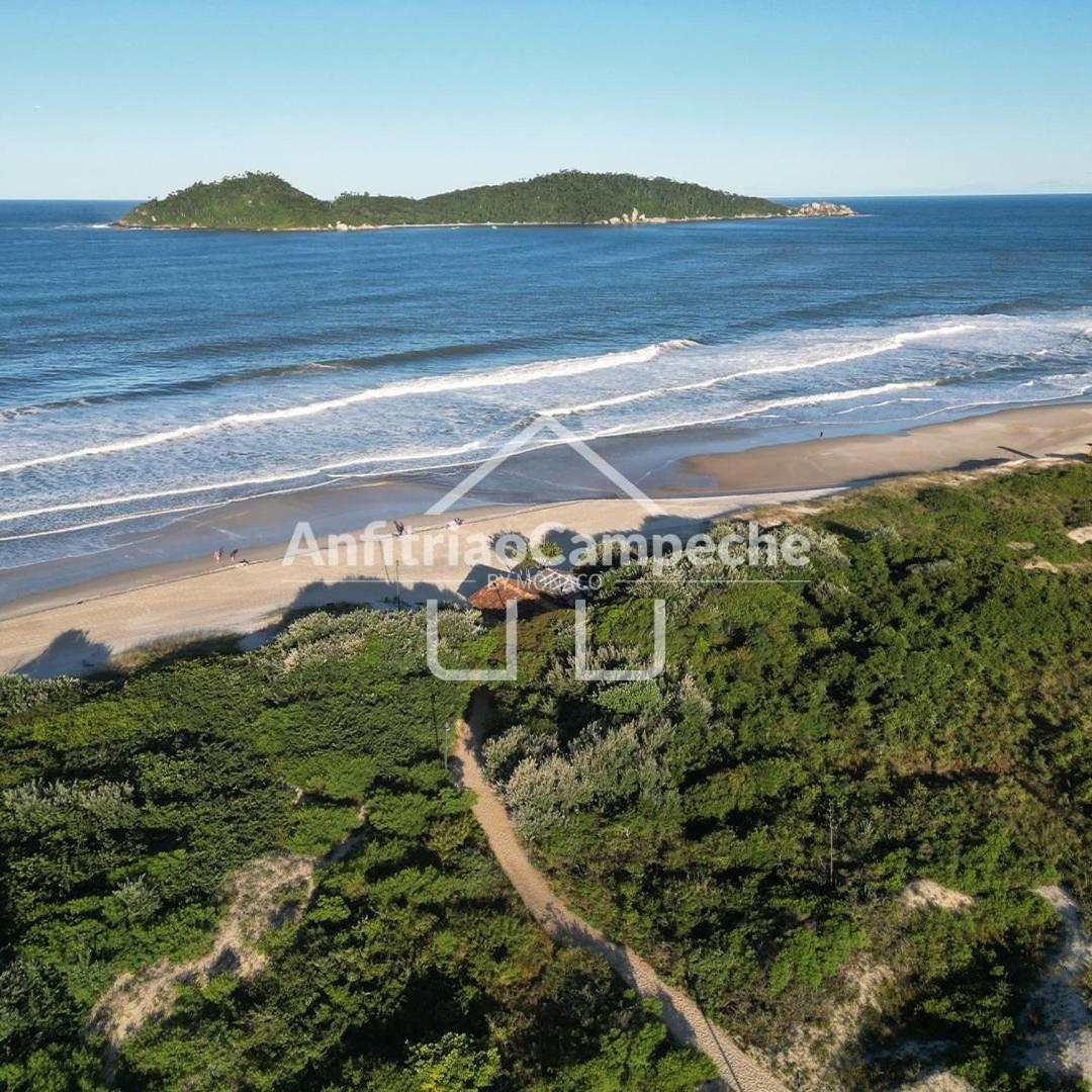 Apartamentos em Condomínio Clube, frente mar, em frente à Ilha do Campeche, praia do Campeche, Florianópolis