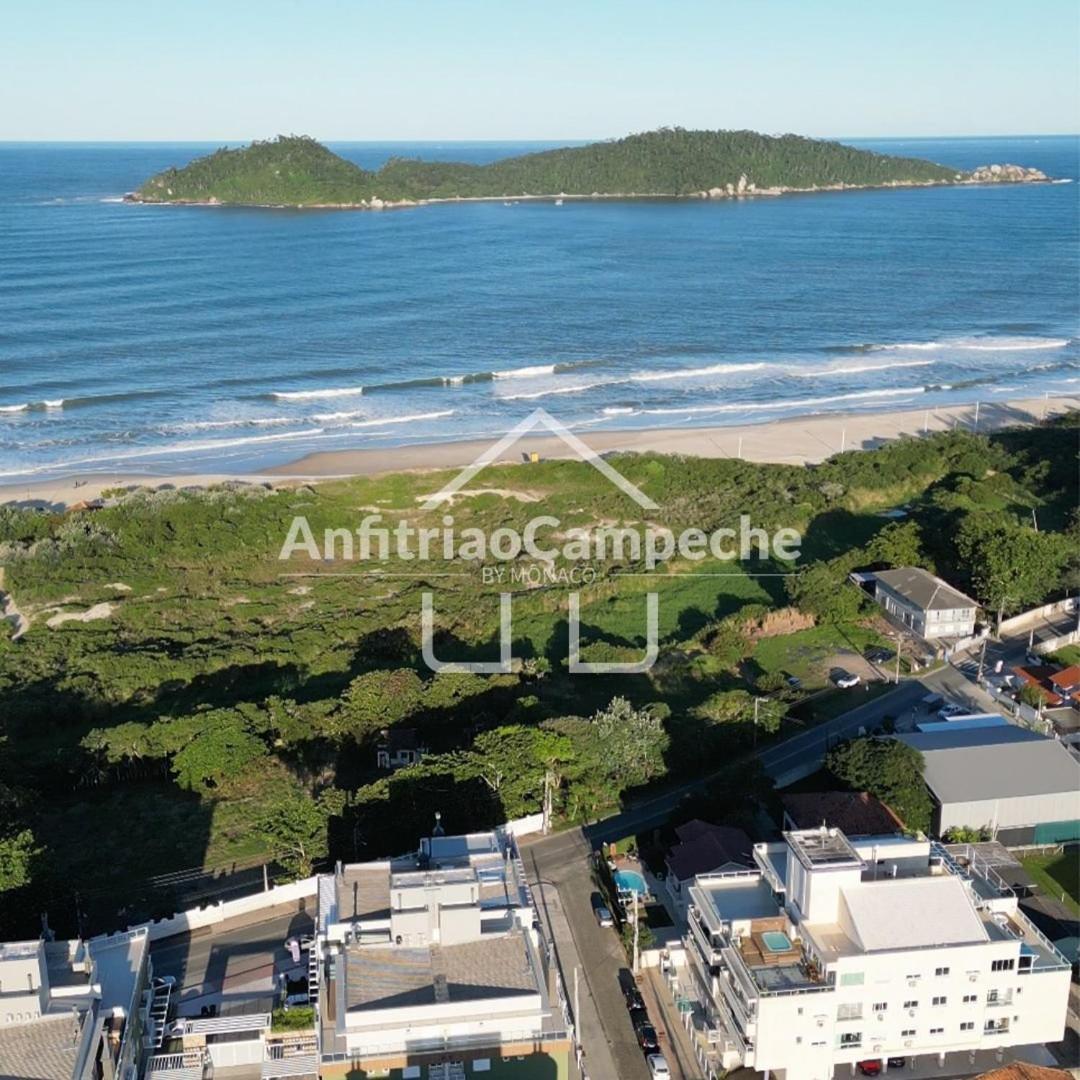 Apartamentos em Condomínio Clube, frente mar, em frente à Ilha do Campeche, praia do Campeche, Florianópolis