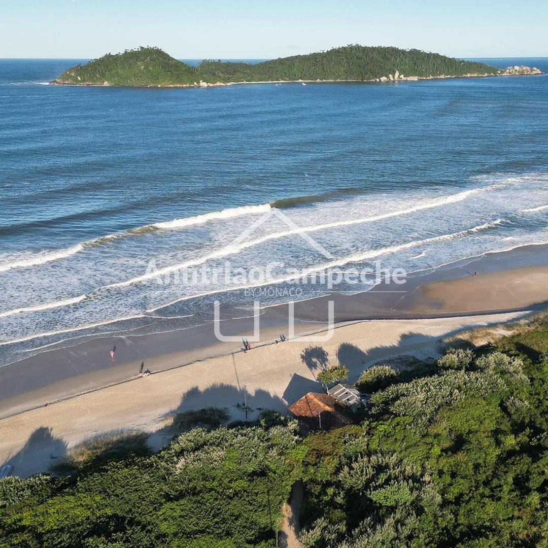 Apartamentos em Condomínio Clube, frente mar, em frente à Ilha do Campeche, praia do Campeche, Florianópolis