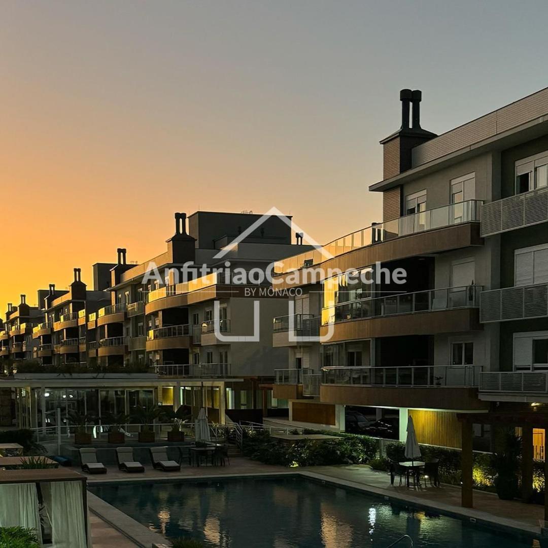 Apartamentos em Condomínio Clube, frente mar, em frente à Ilha do Campeche, praia do Campeche, Florianópolis