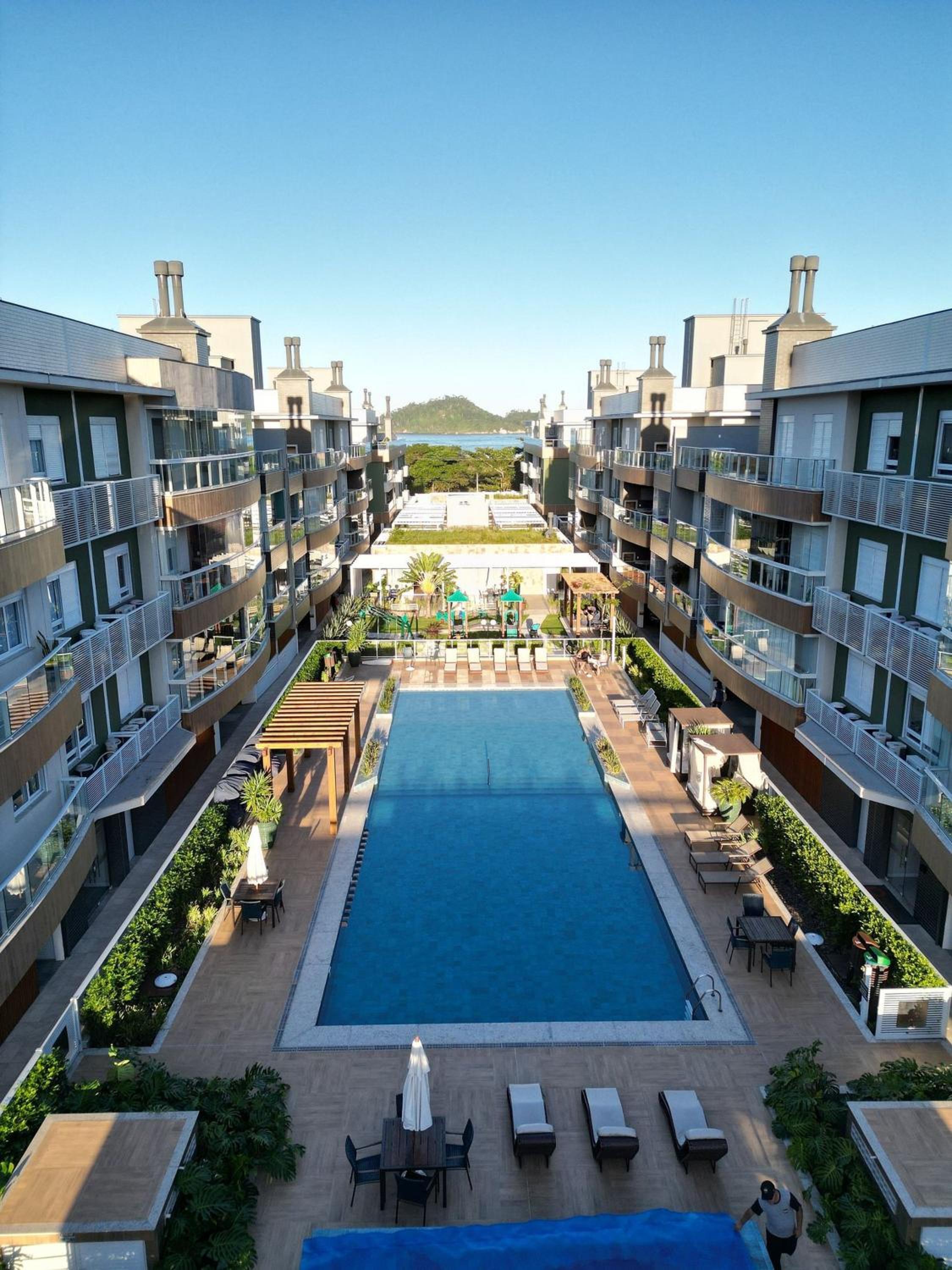 Apartamentos em Condomínio Clube, frente mar, em frente à Ilha do Campeche, praia do Campeche, Florianópolis