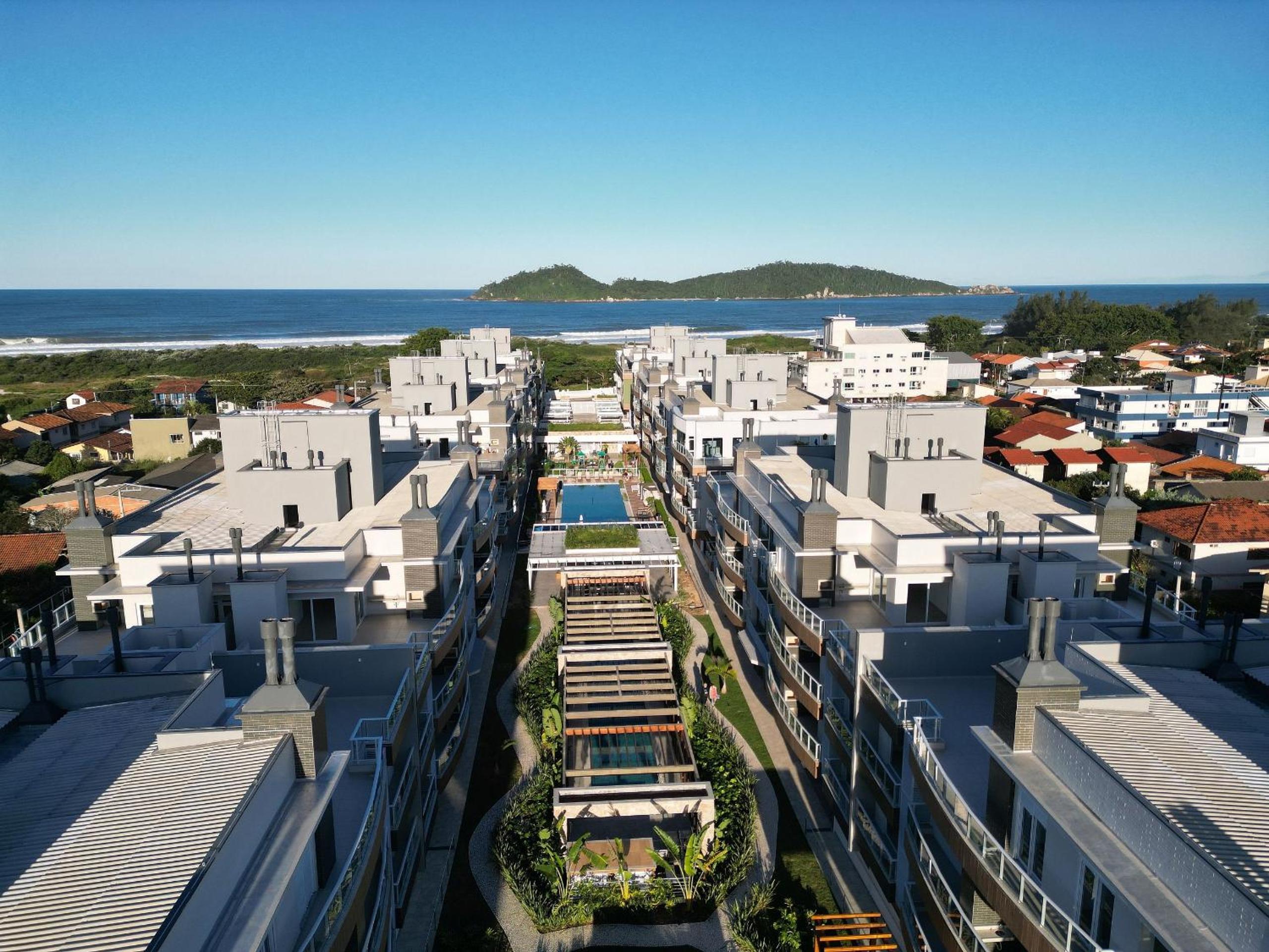 Apartamentos em Condomínio Clube, frente mar, em frente à Ilha do Campeche, praia do Campeche, Florianópolis