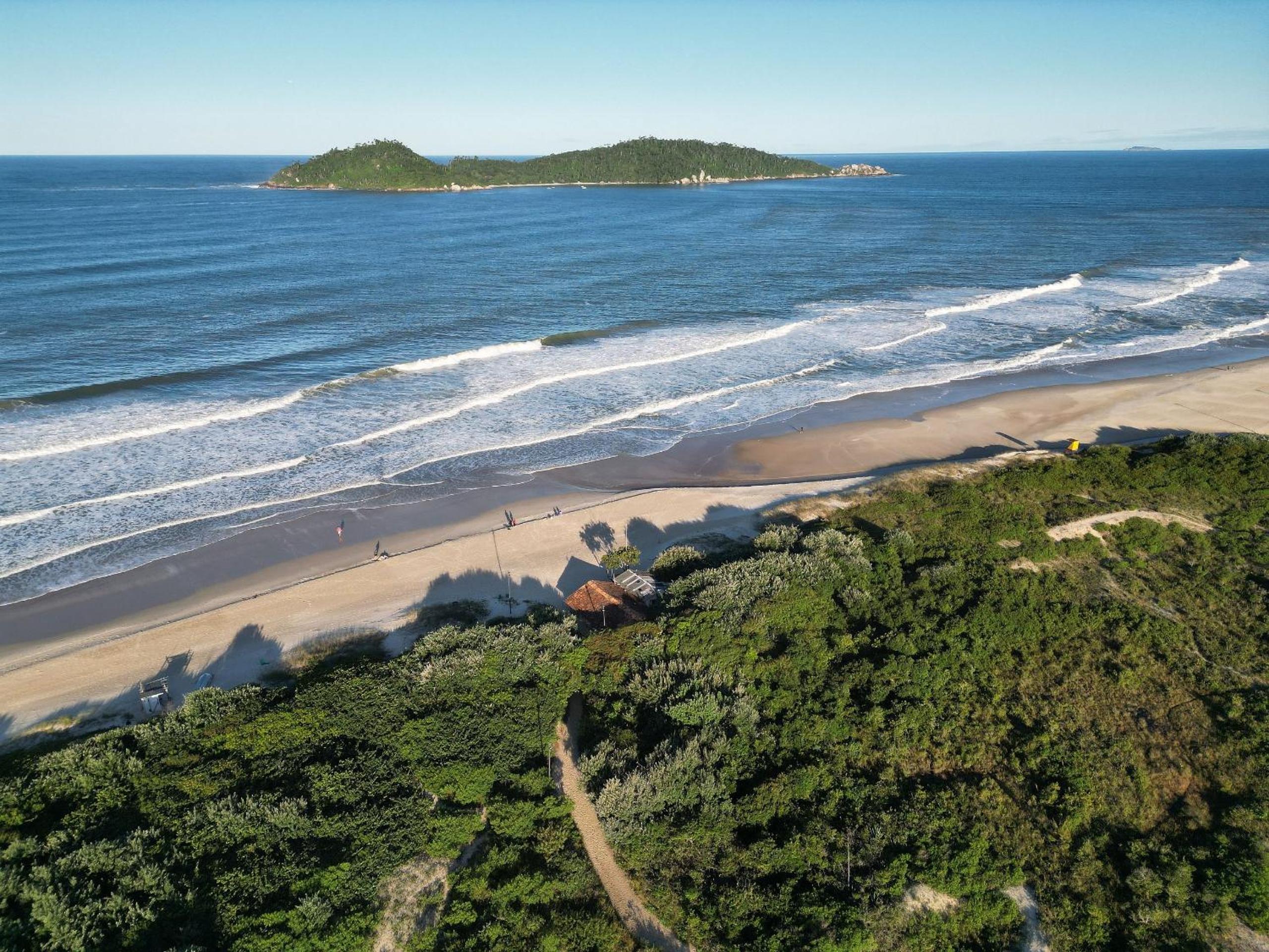 Apartamentos em Condomínio Clube, frente mar, em frente à Ilha do Campeche, praia do Campeche, Florianópolis