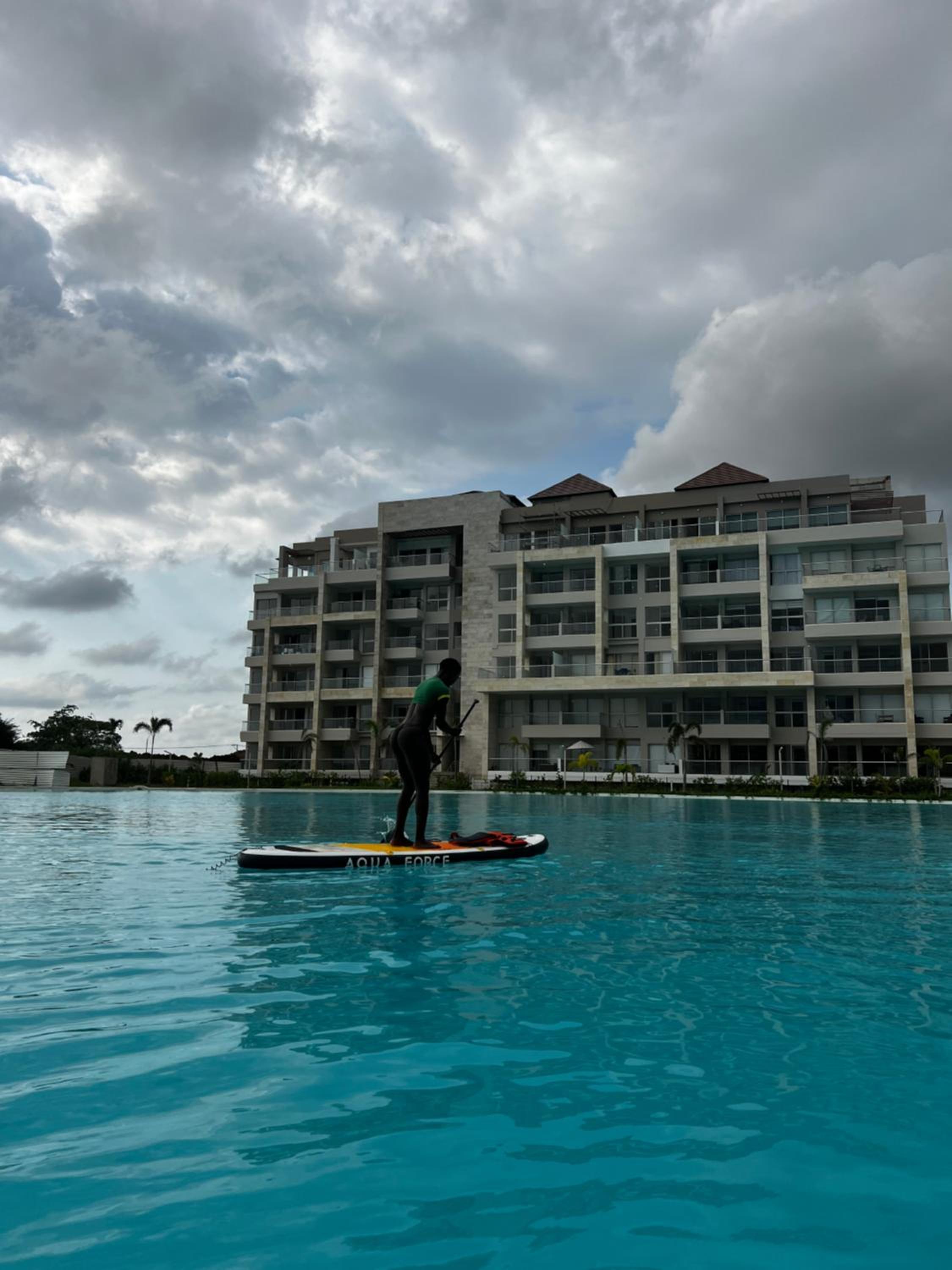 Lujoso Apartamento en Baia Kristal - Frente a la Playa Artificial Más Grande de Colombia