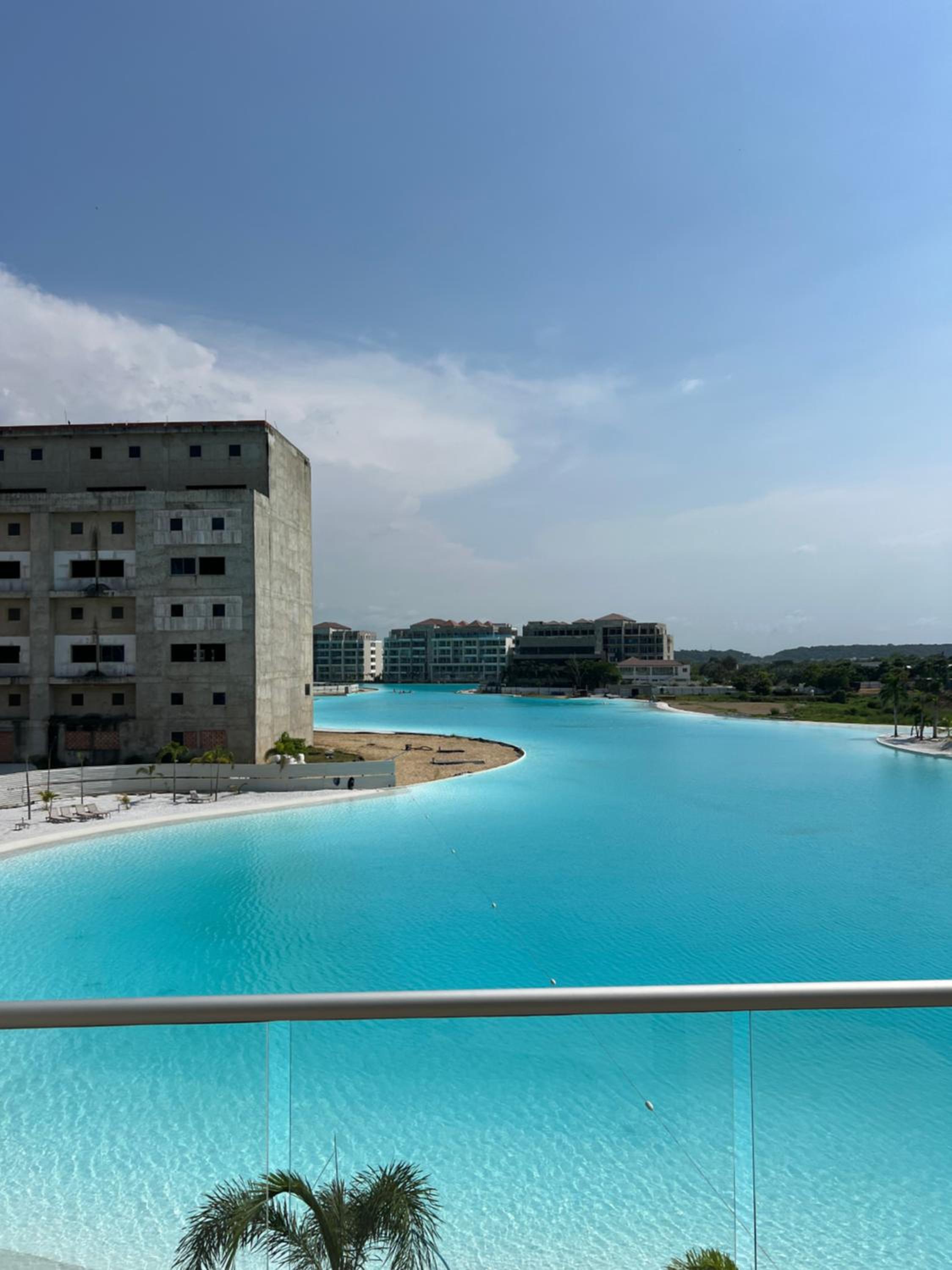 Lujoso Apartamento en Baia Kristal - Frente a la Playa Artificial Más Grande de Colombia