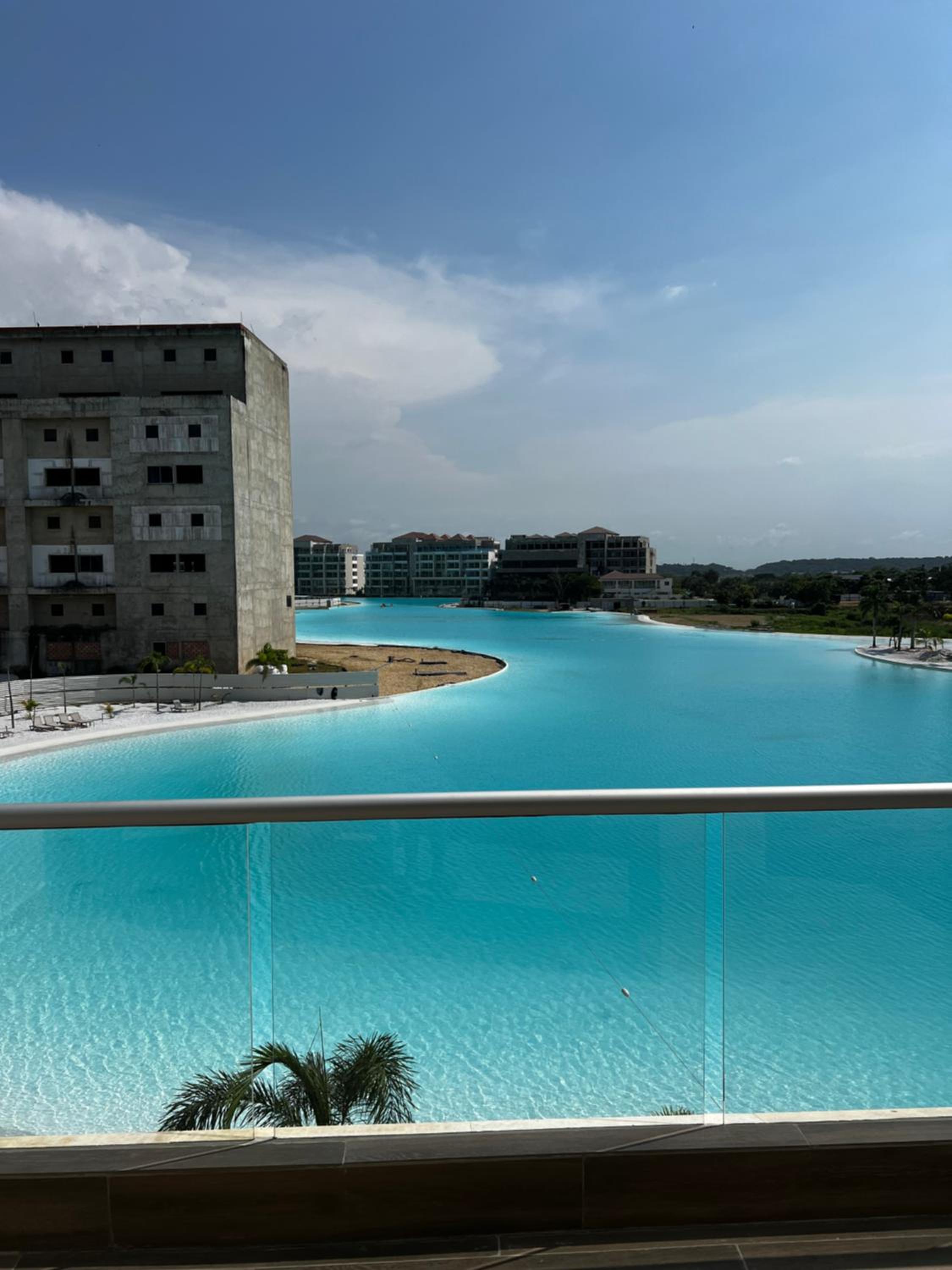 Lujoso Apartamento en Baia Kristal - Frente a la Playa Artificial Más Grande de Colombia