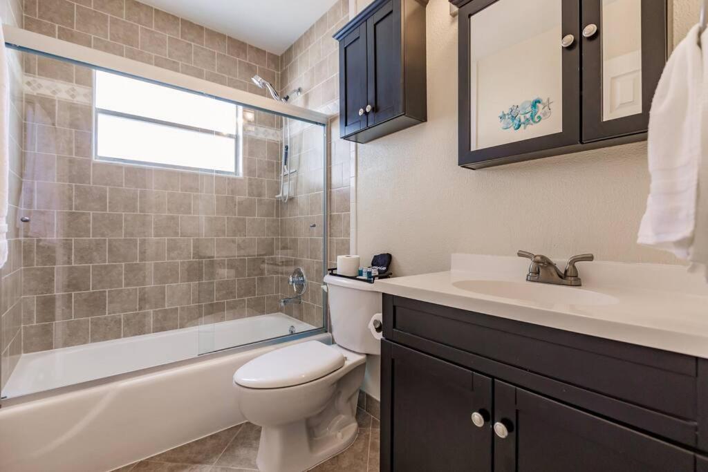 Grinning Gecko 4Bdr3Bath NEW Pool House, Heated Salt Pool, Indoor-Outdoor Kitchen and Fireplaces, Putting Green, Bocce Court-Within 6 miles of AMI
