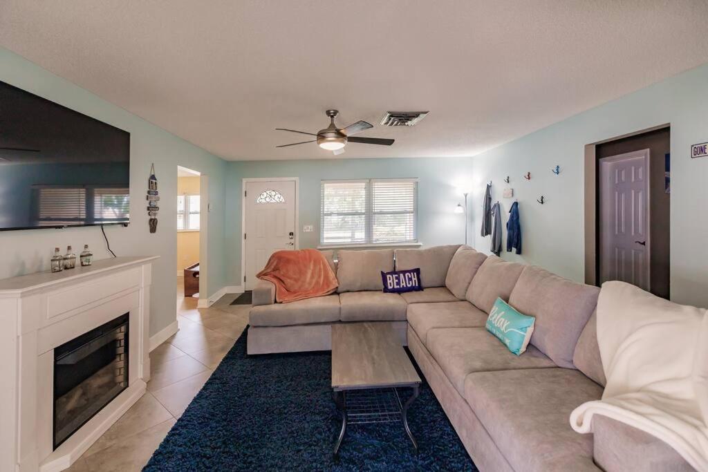 Grinning Gecko 4Bdr3Bath NEW Pool House, Heated Salt Pool, Indoor-Outdoor Kitchen and Fireplaces, Putting Green, Bocce Court-Within 6 miles of AMI