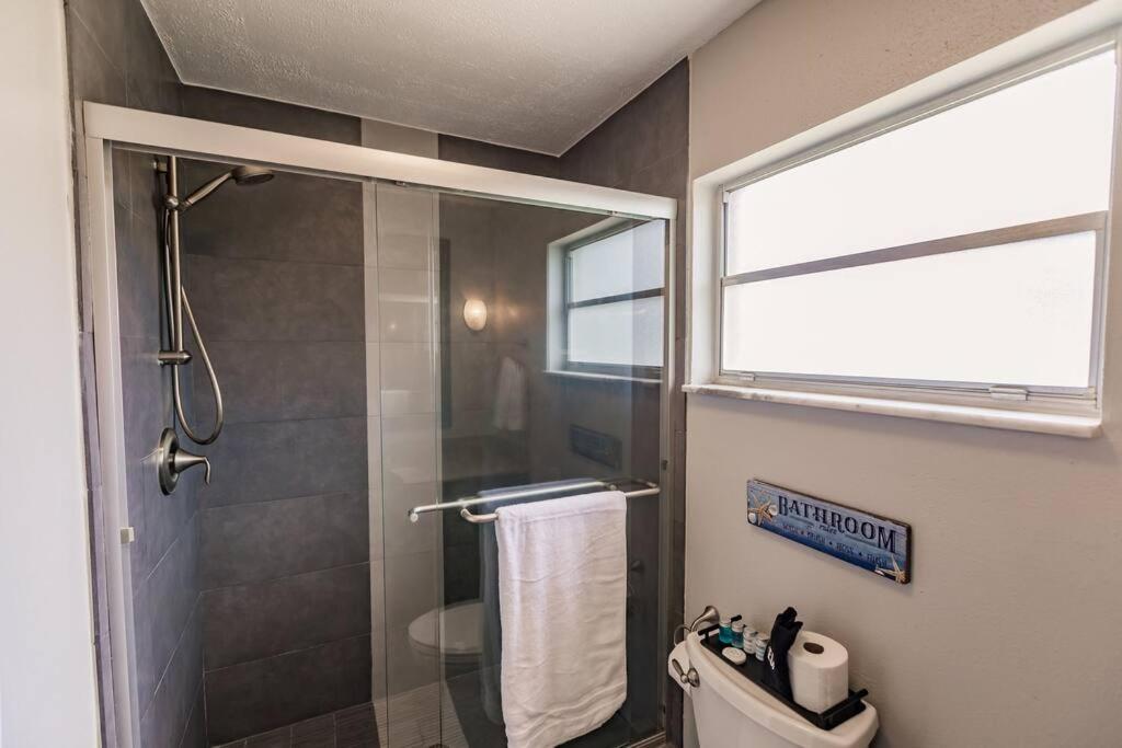 Grinning Gecko 4Bdr3Bath NEW Pool House, Heated Salt Pool, Indoor-Outdoor Kitchen and Fireplaces, Putting Green, Bocce Court-Within 6 miles of AMI