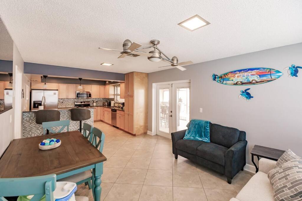 Grinning Gecko 4Bdr3Bath NEW Pool House, Heated Salt Pool, Indoor-Outdoor Kitchen and Fireplaces, Putting Green, Bocce Court-Within 6 miles of AMI
