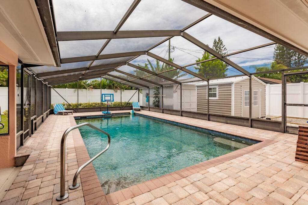 Grinning Gecko 4Bdr3Bath NEW Pool House, Heated Salt Pool, Indoor-Outdoor Kitchen and Fireplaces, Putting Green, Bocce Court-Within 6 miles of AMI