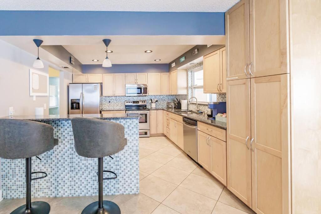 Grinning Gecko 4Bdr3Bath NEW Pool House, Heated Salt Pool, Indoor-Outdoor Kitchen and Fireplaces, Putting Green, Bocce Court-Within 6 miles of AMI