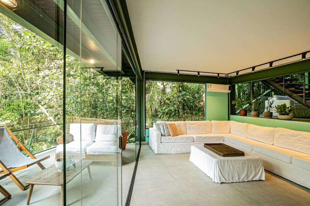 Casa espetacular e completa no condomínio Iporanga
