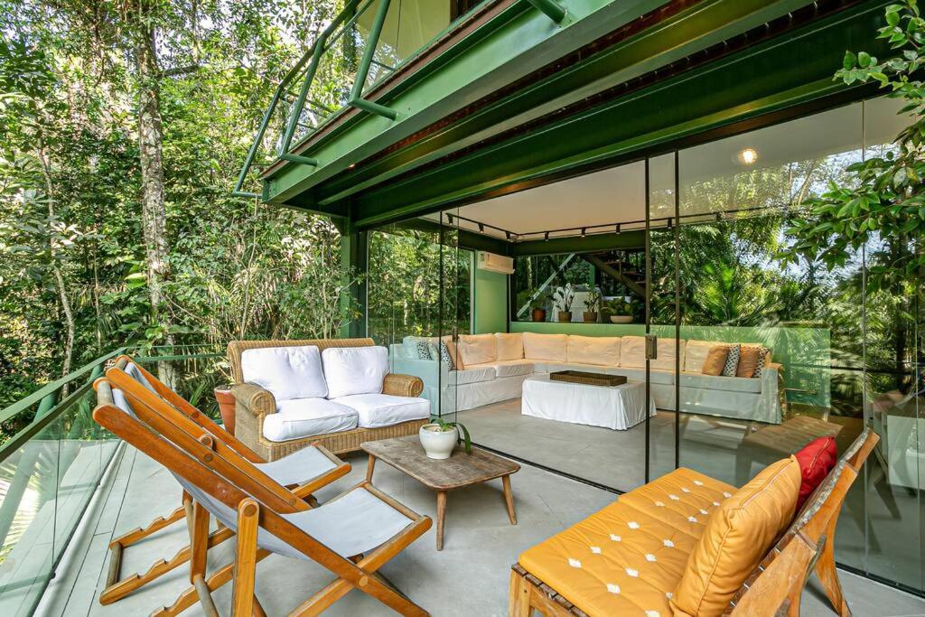 Casa espetacular e completa no condomínio Iporanga