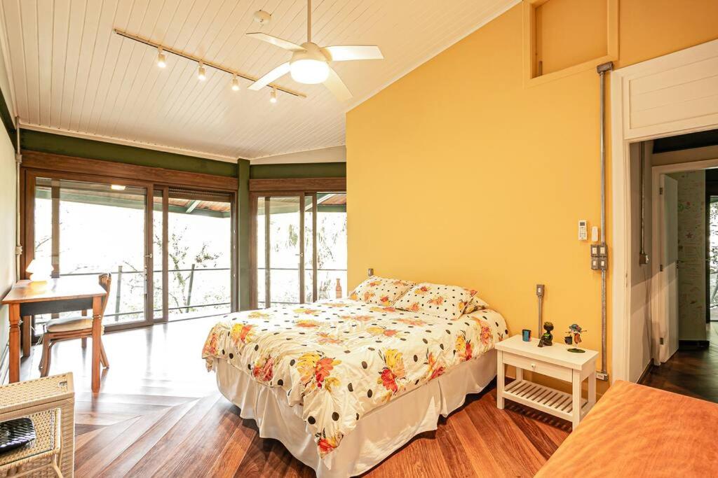 Casa espetacular e completa no condomínio Iporanga