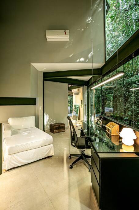 Casa espetacular e completa no condomínio Iporanga