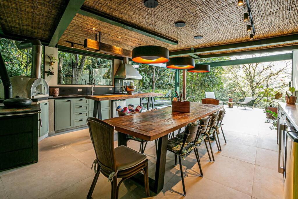 Casa espetacular e completa no condomínio Iporanga