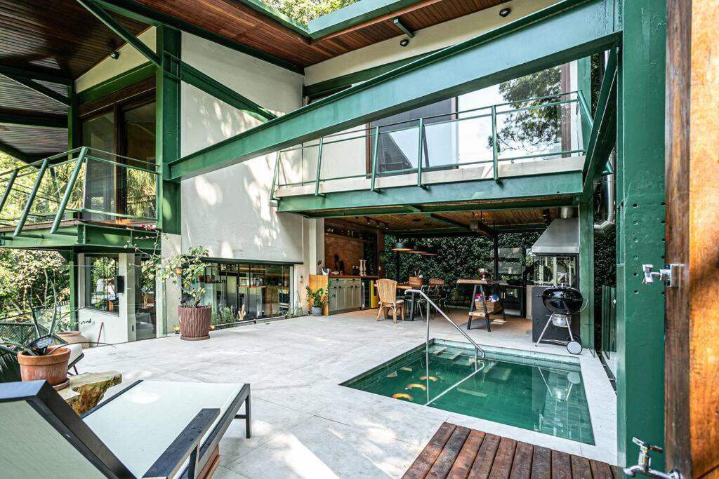 Casa espetacular e completa no condomínio Iporanga