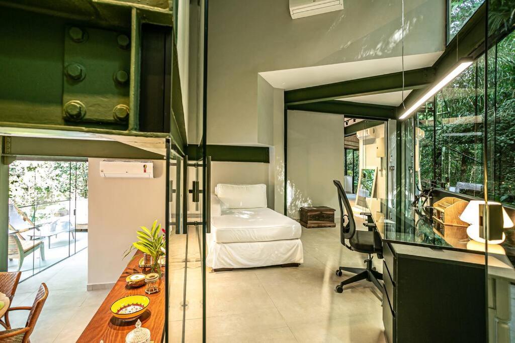 Casa espetacular e completa no condomínio Iporanga