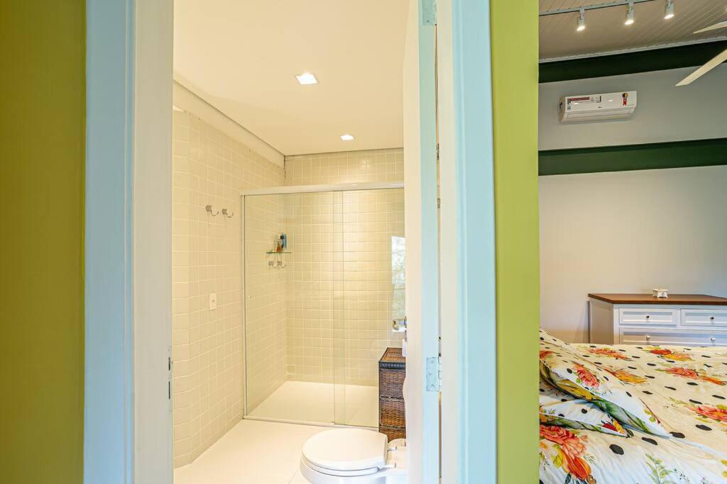 Casa espetacular e completa no condomínio Iporanga